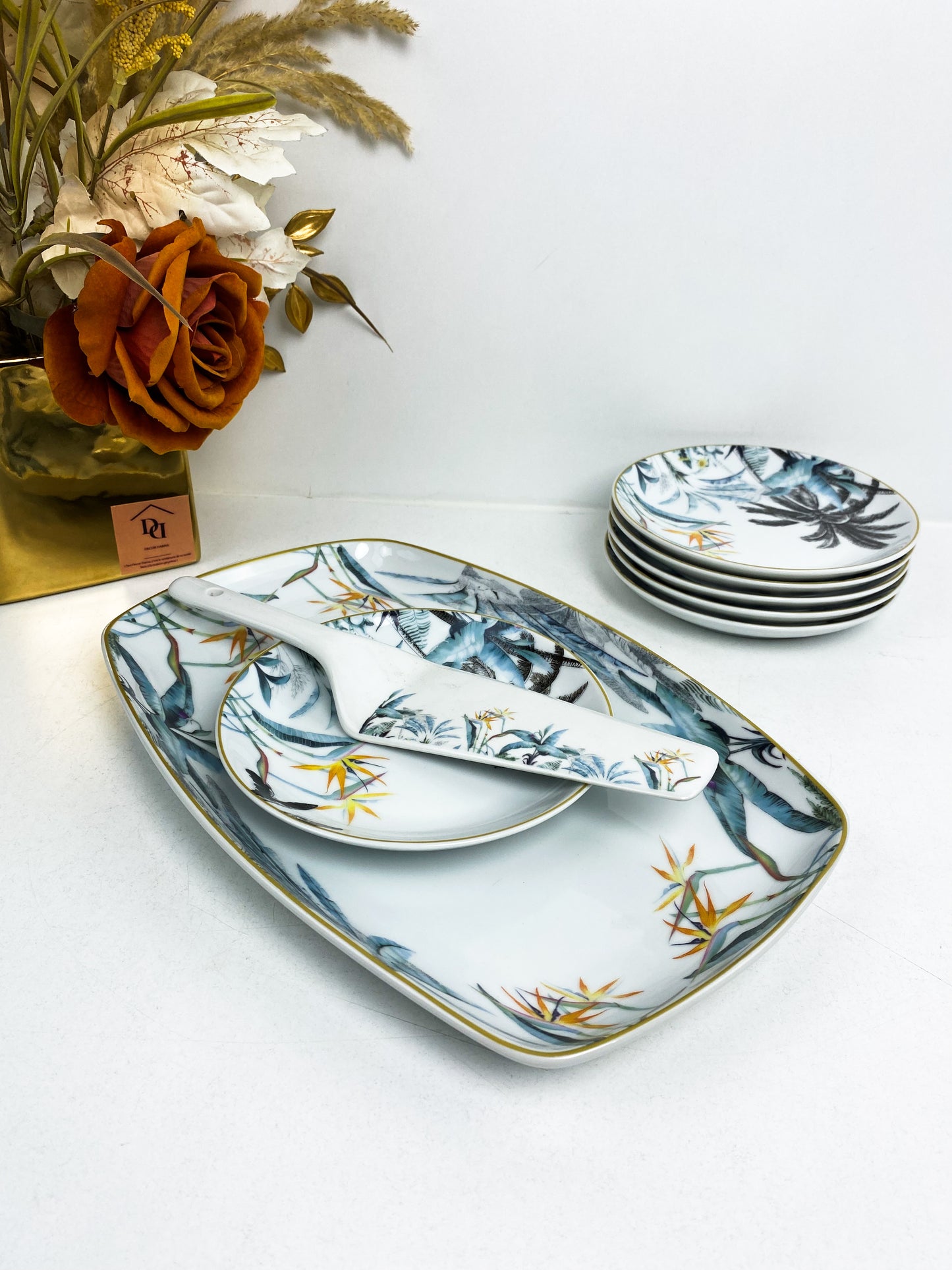 Set de 8 pièces a gâteaux en porcelaine avec motif floral de jungle et une bordure dorée.