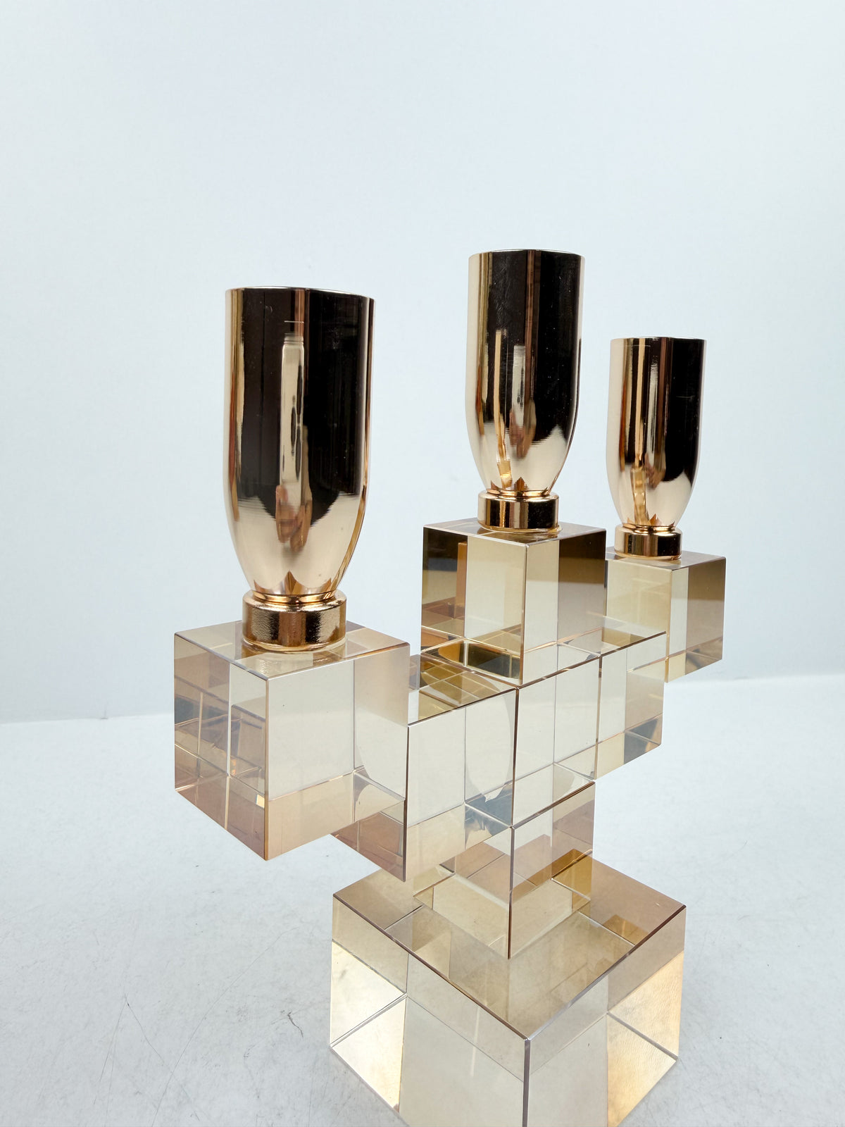 Bougeoir multibranche en métal doré et cristal géométrique.