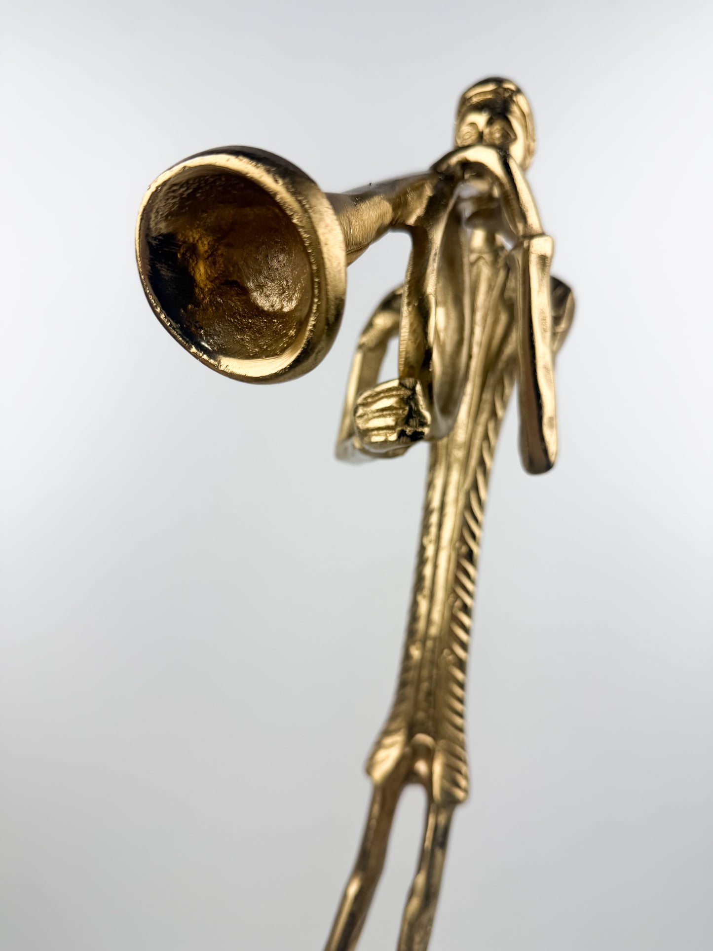 Figurine élégante d'un musicien jouant de la trompette en métal