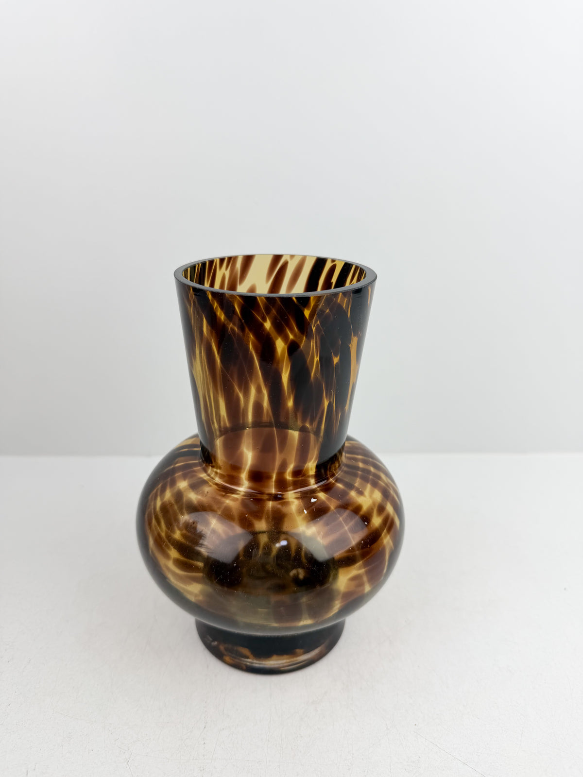 Vase sculptural marron très chic.