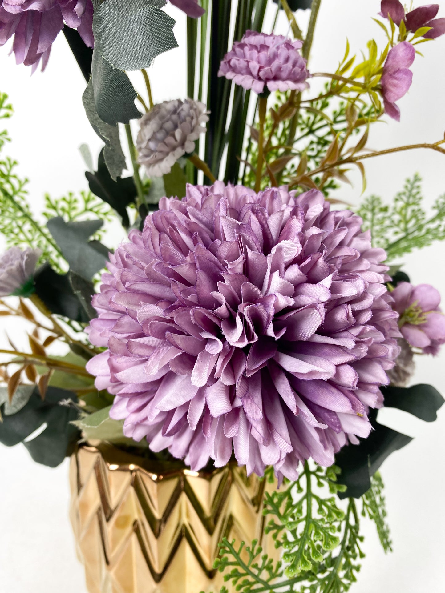 Vase de fleurs artificielles, mauve
