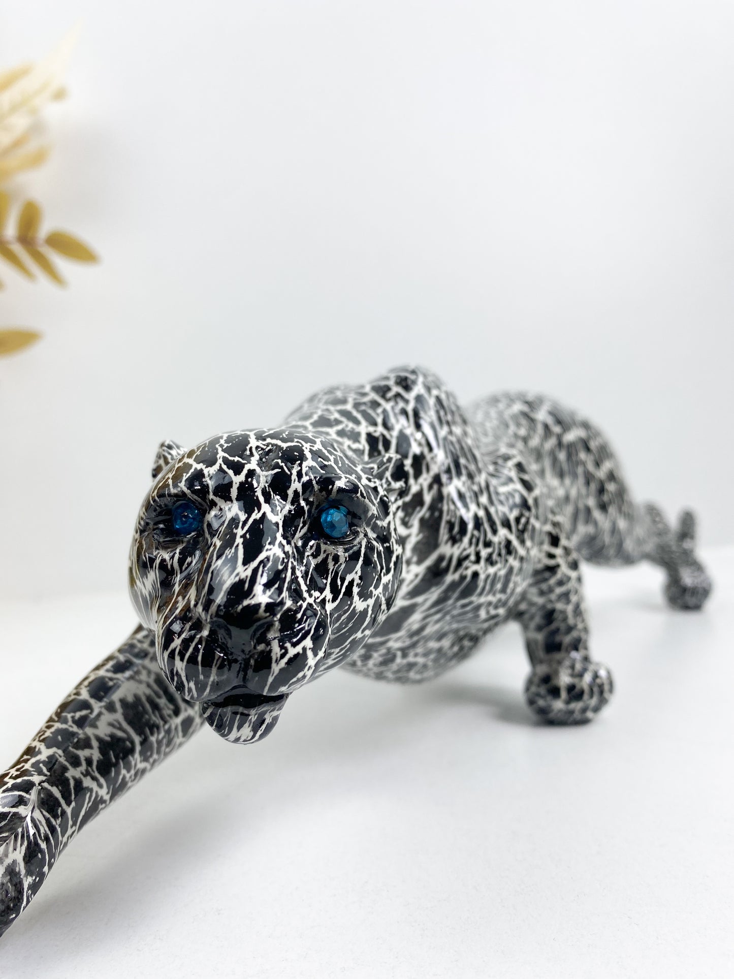 Sculpture panthère léopard noir blanc aux yeux bleu moderne