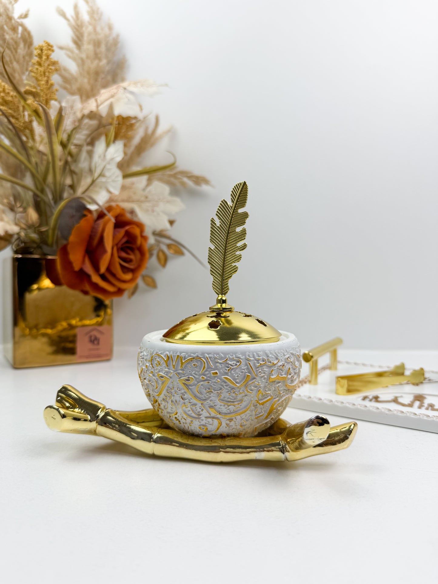Brûleur d'encens blanc avec motif dorée