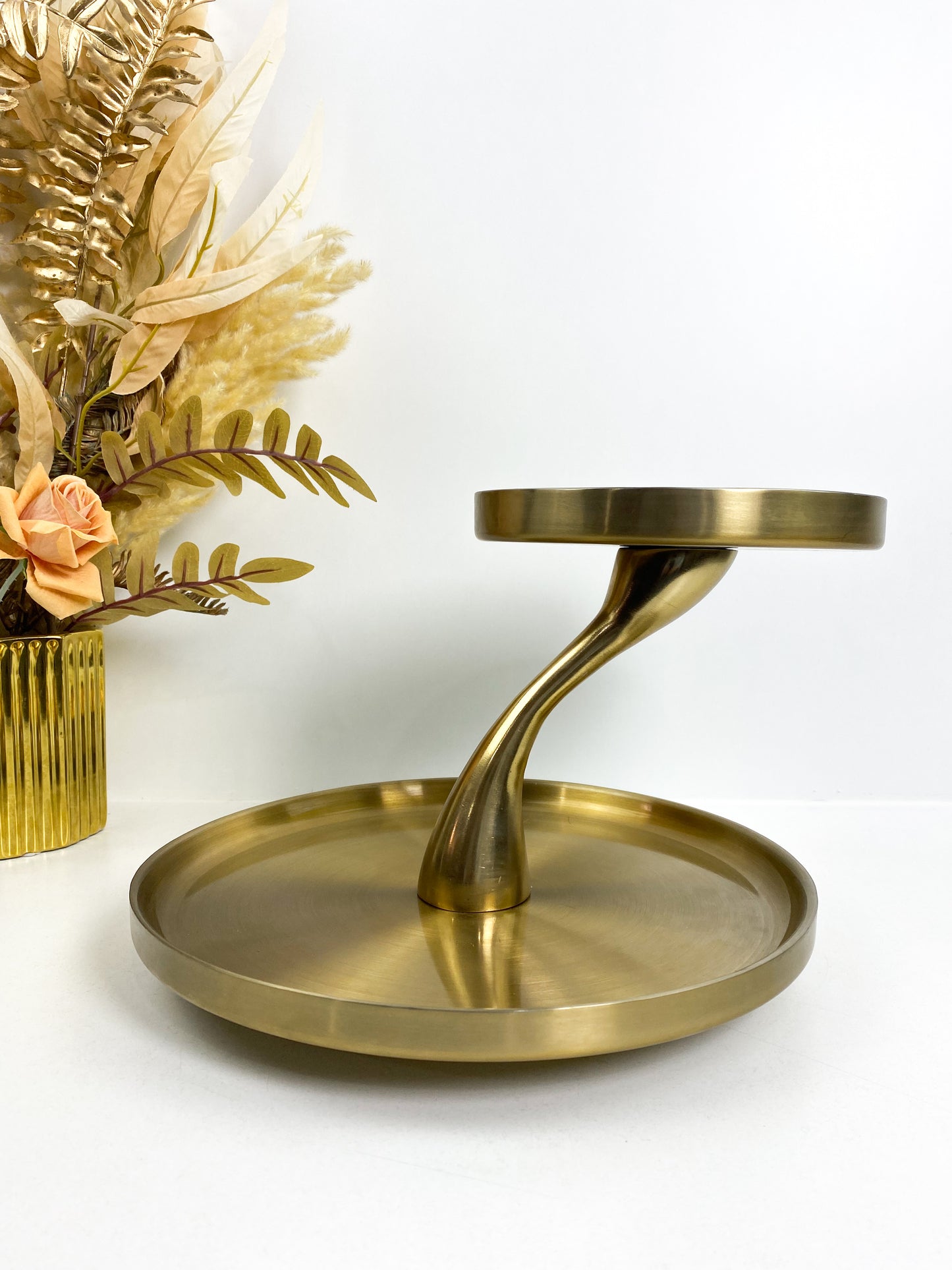 Présentoir a gâteau centre De Table En Acier Doré avec un design élégant