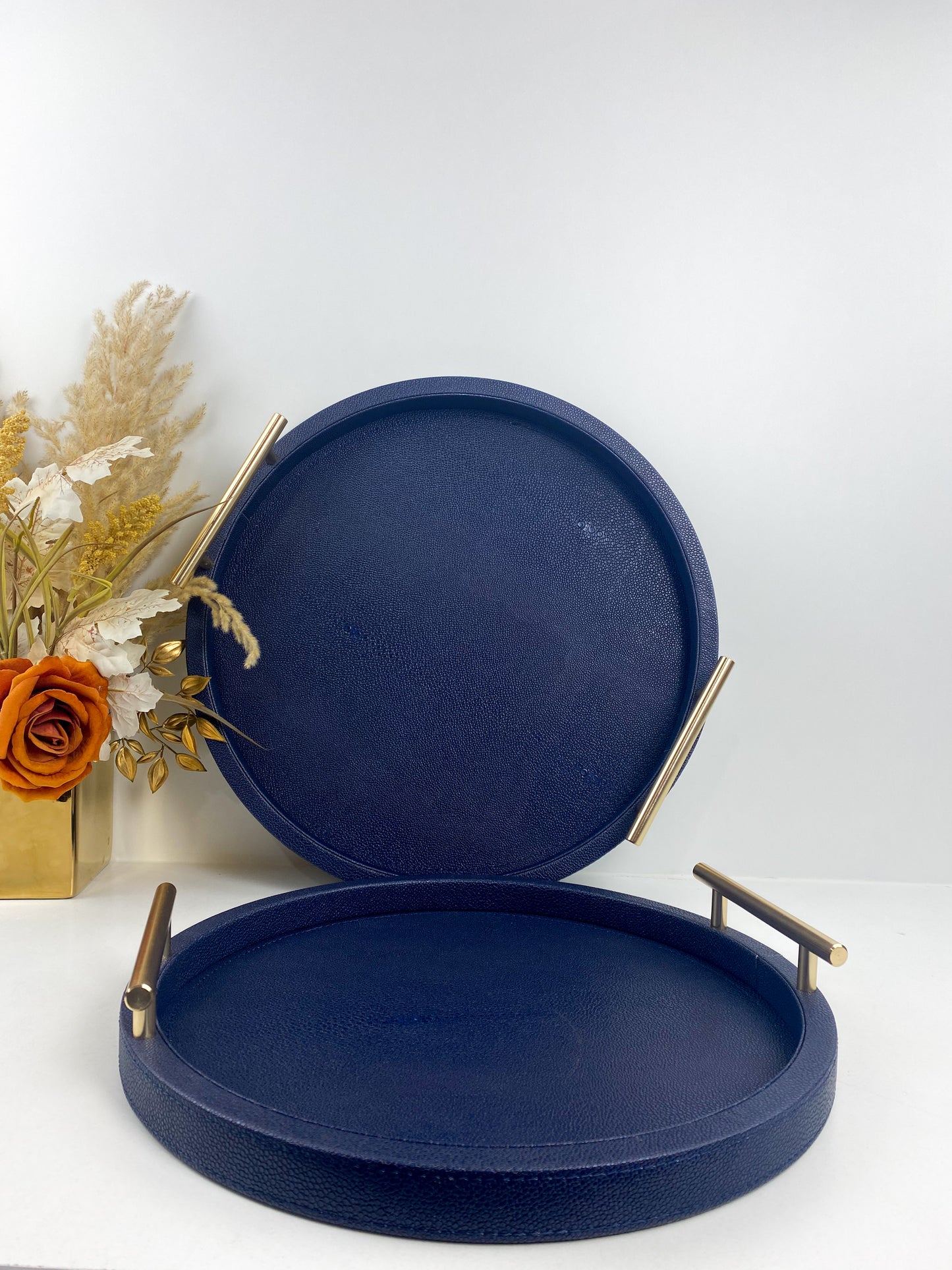 Ensemble de plateaux ronds avec poignées en métal texturé bleu