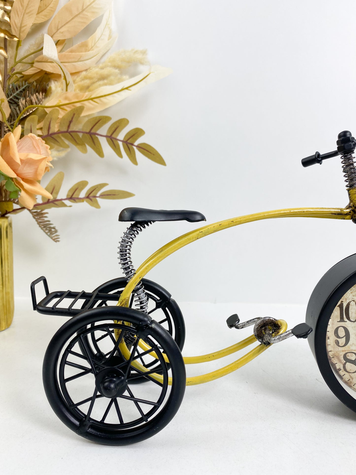 Décoration tricycle en métal jaune