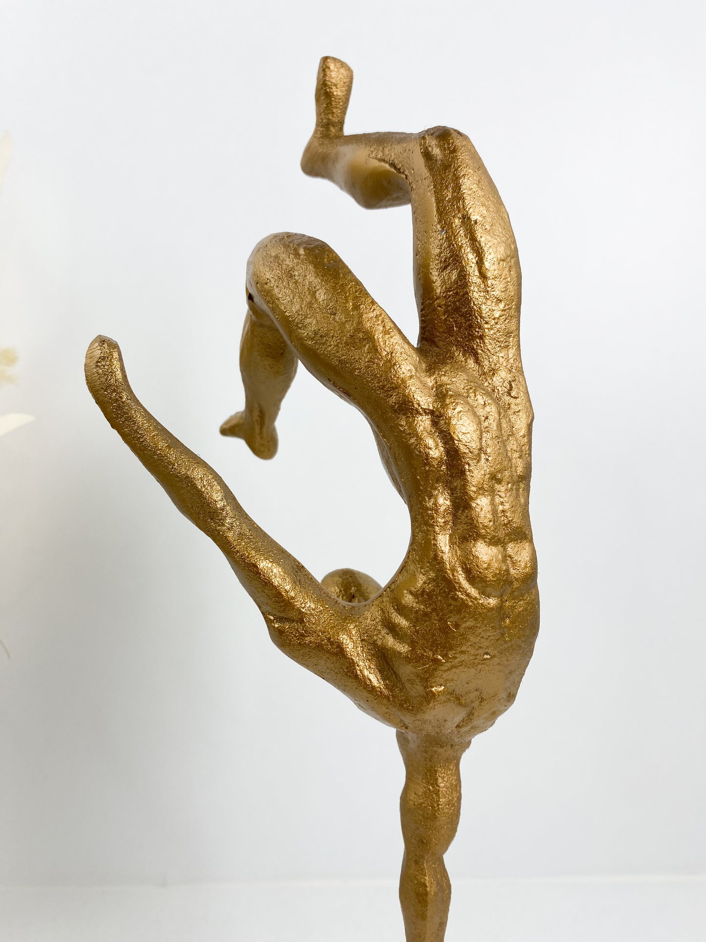 Statue en marbre bronze sur un socle en marbre blanc