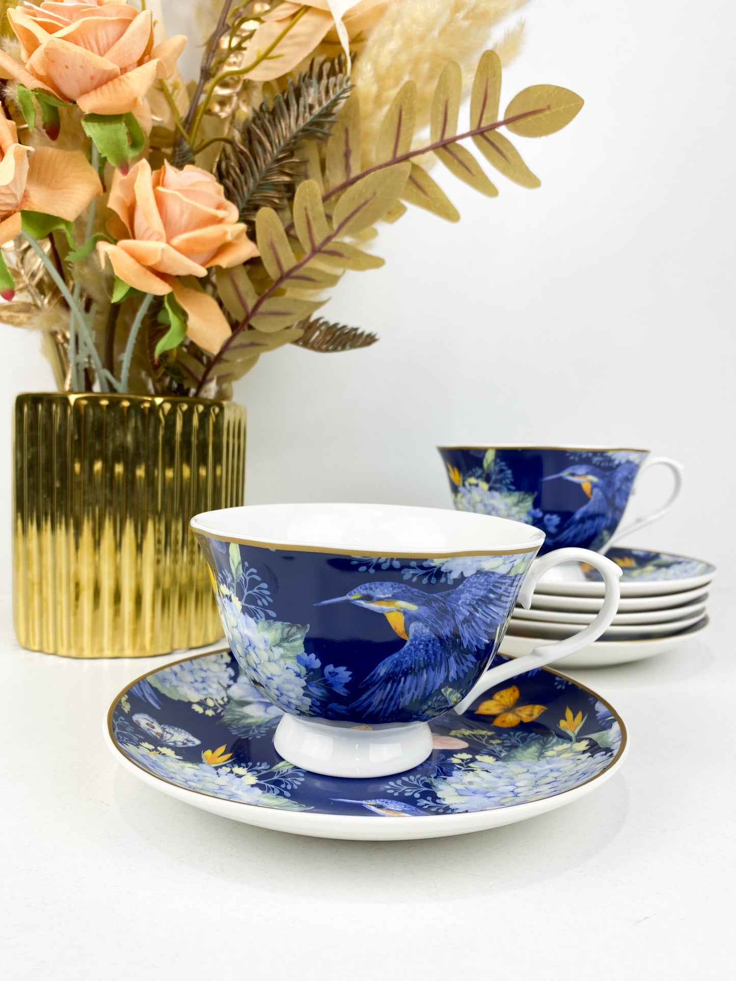 Ensemble de tasses à café crème bleues et oiseaux exotiques