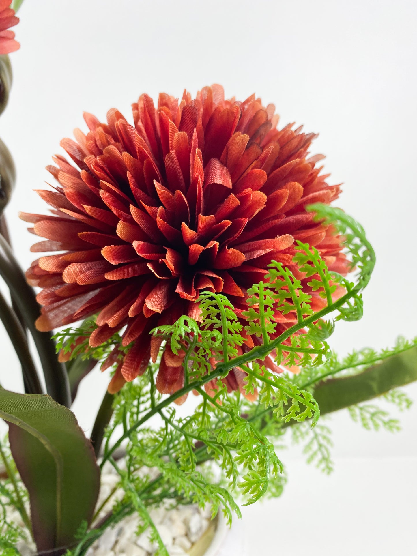 Vase et pot avec fleurs artificielles rouge brique
