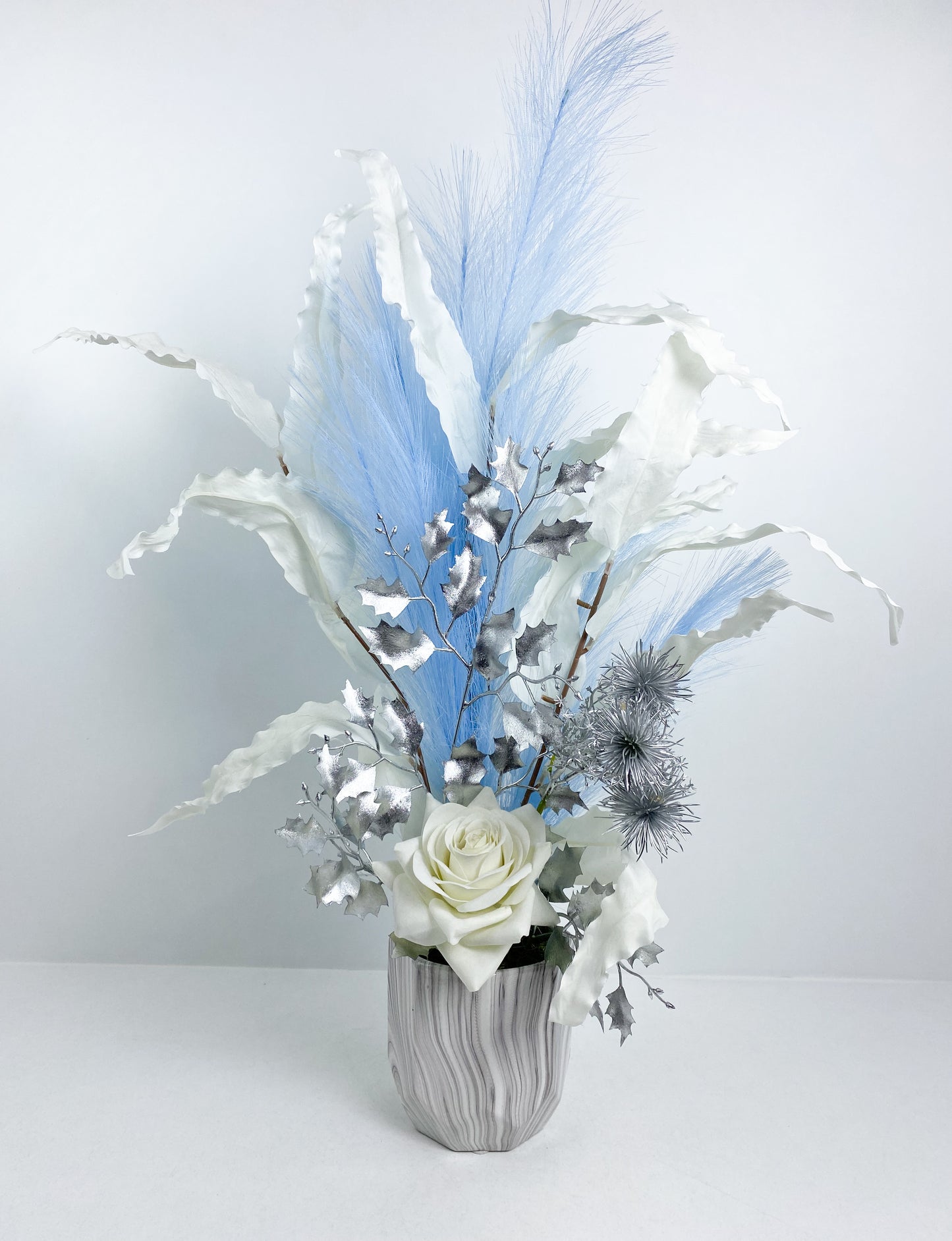 Fleurs Séchées–Vase gris avec fleurs séchées blanc bleu