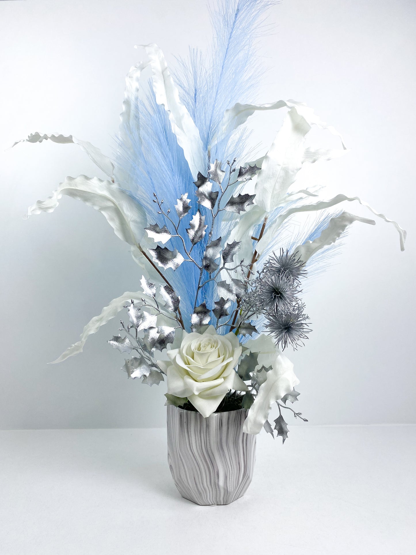 Fleurs Séchées–Vase gris avec fleurs séchées blanc bleu