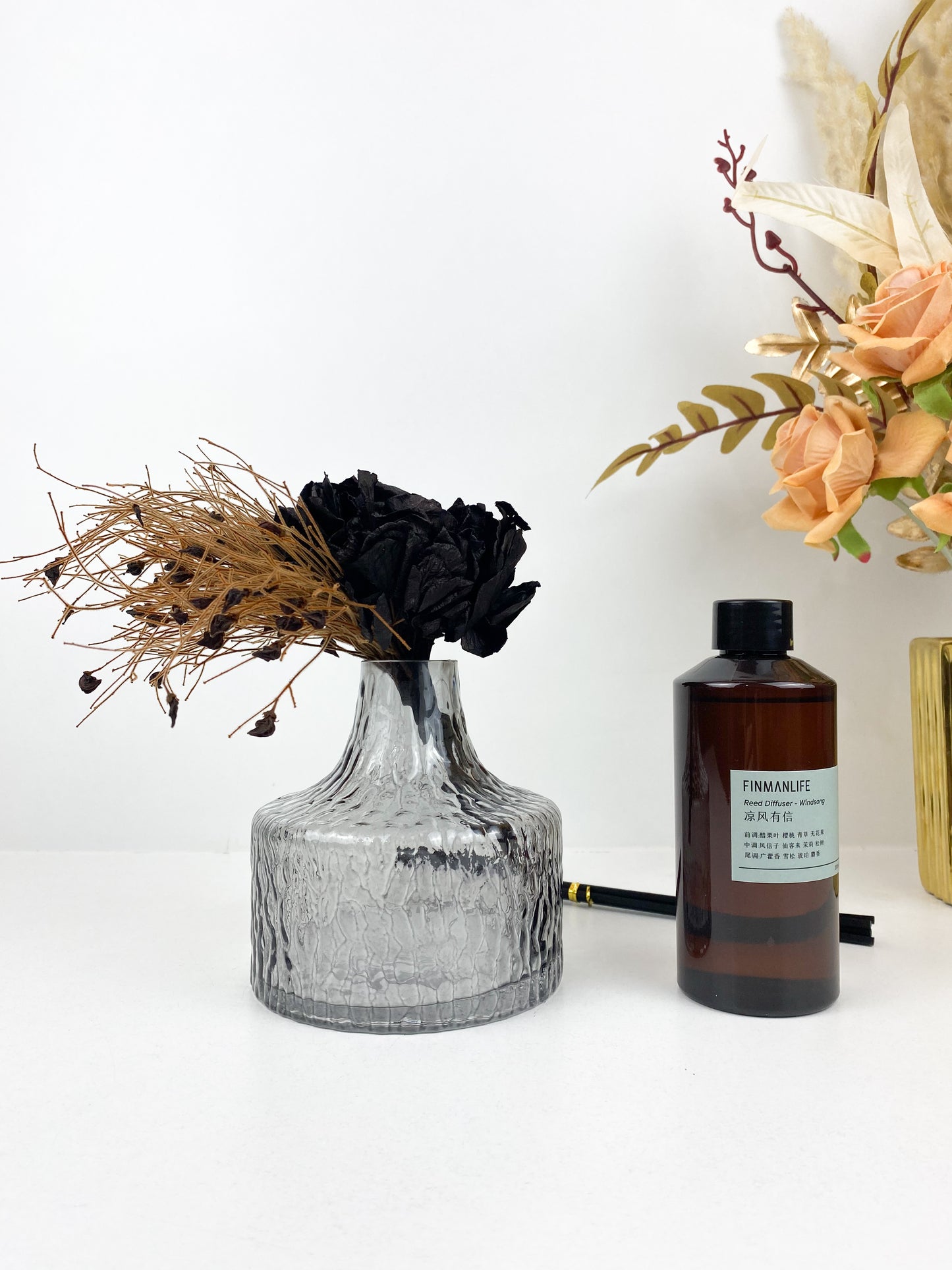 Diffuseur et vase gris avec des fleures séchée