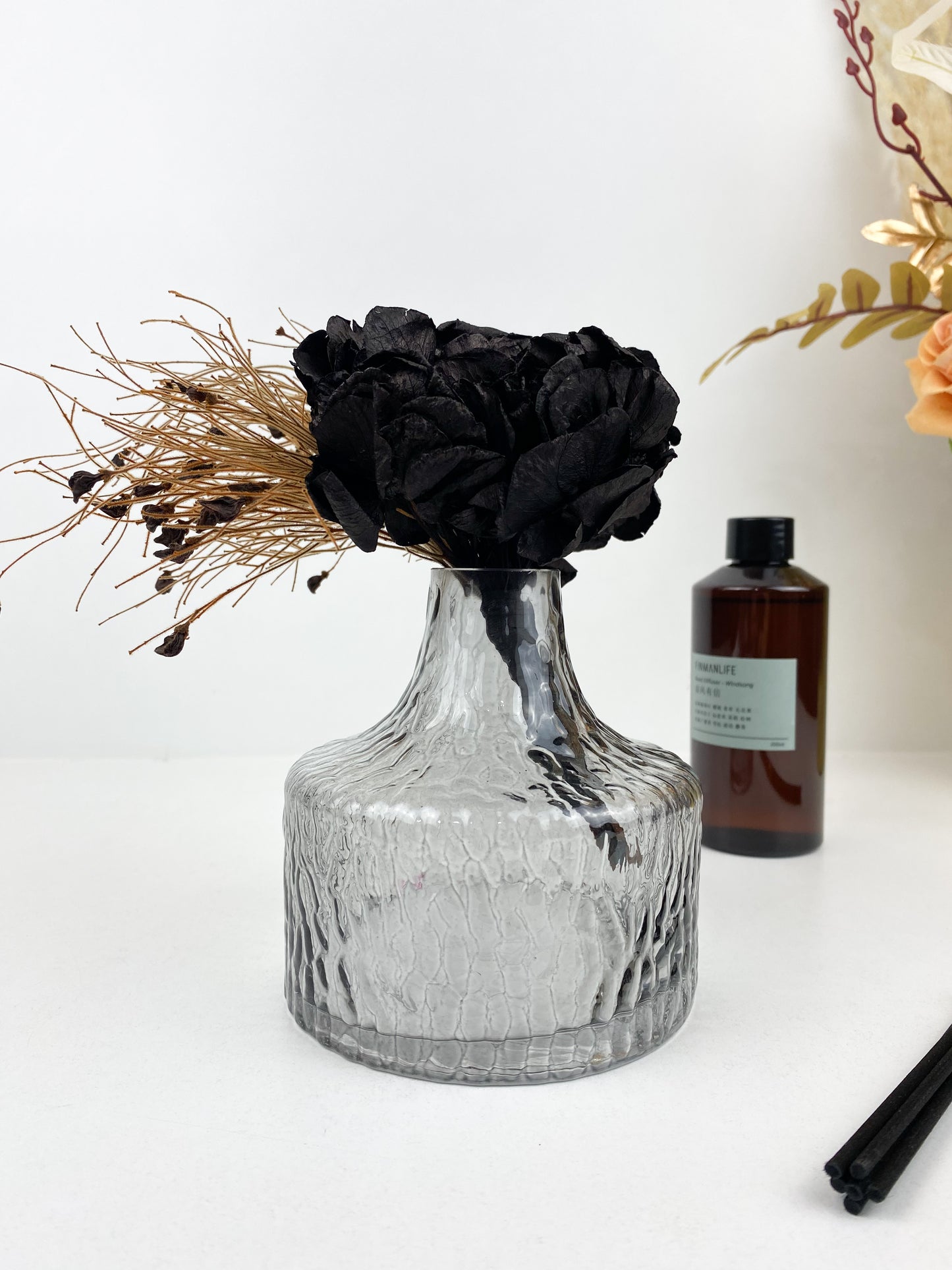 Diffuseur et vase gris avec des fleures séchée