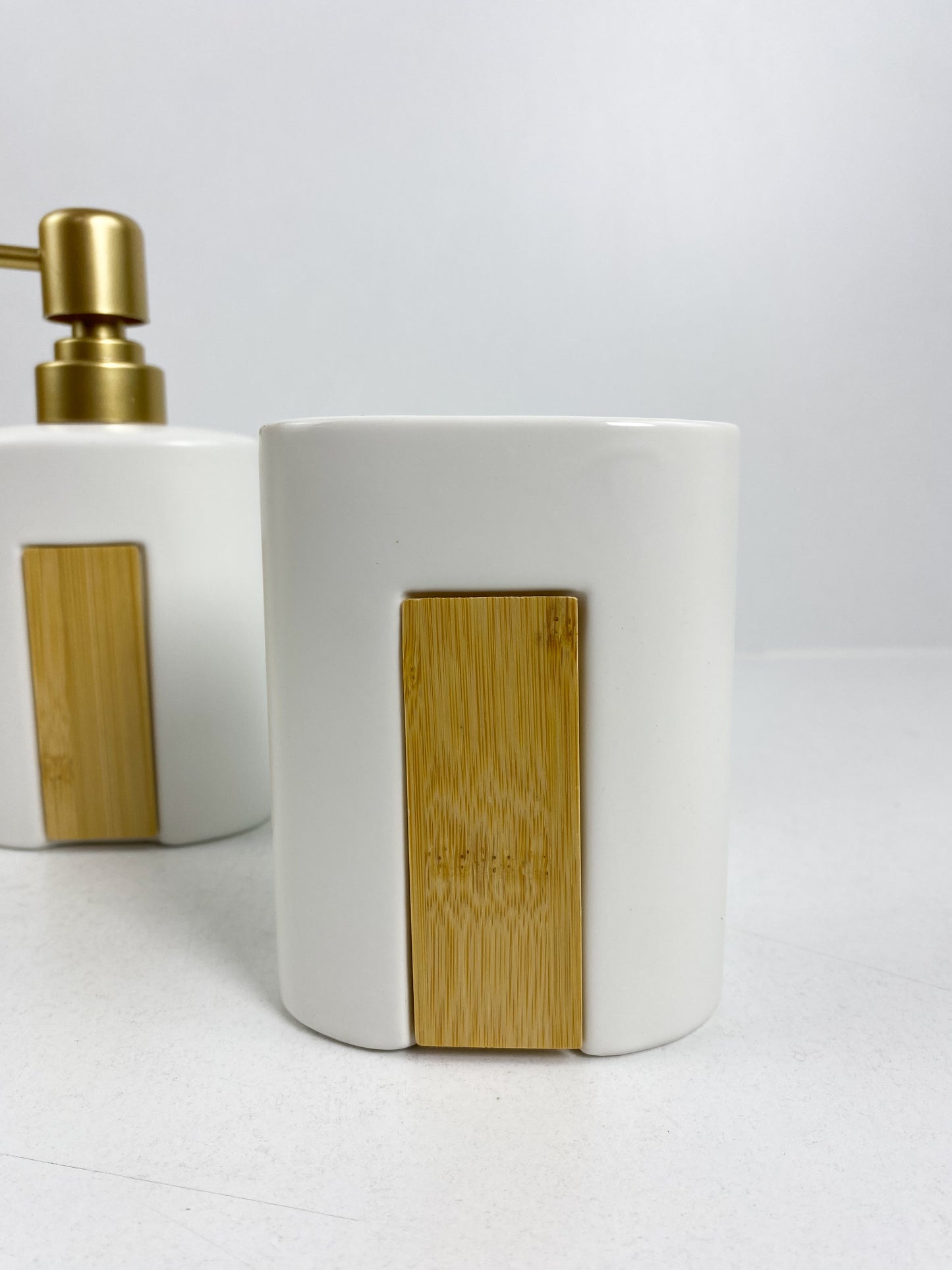 Ensemble de salle de bain 4 pièces avec détails en bambou blanc et marron