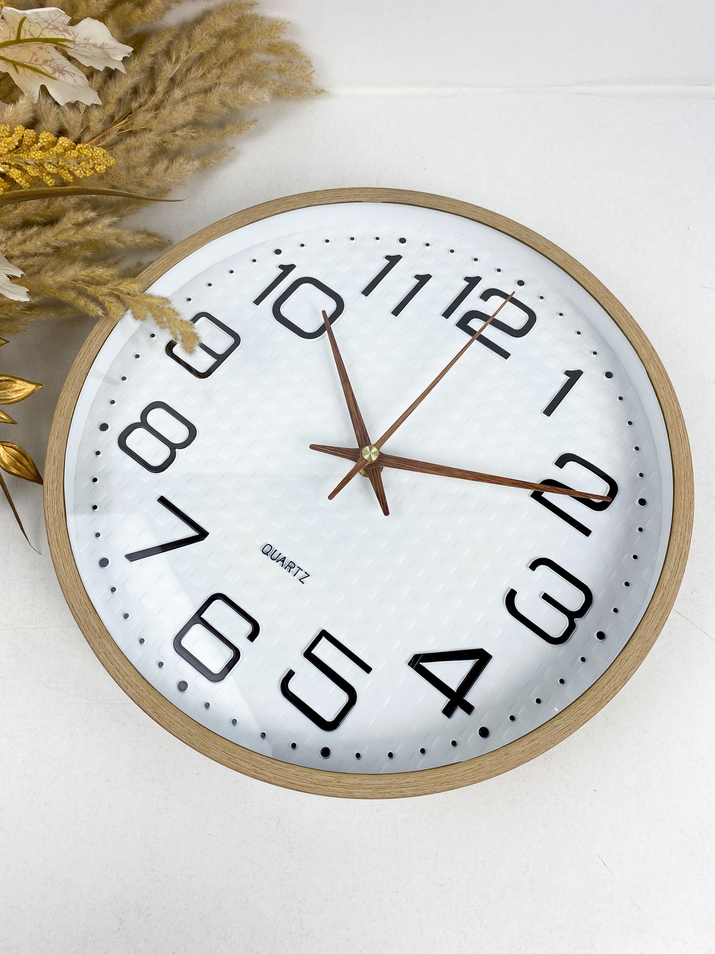 Horloge murale design or et chiffres noir avec cadre en bois