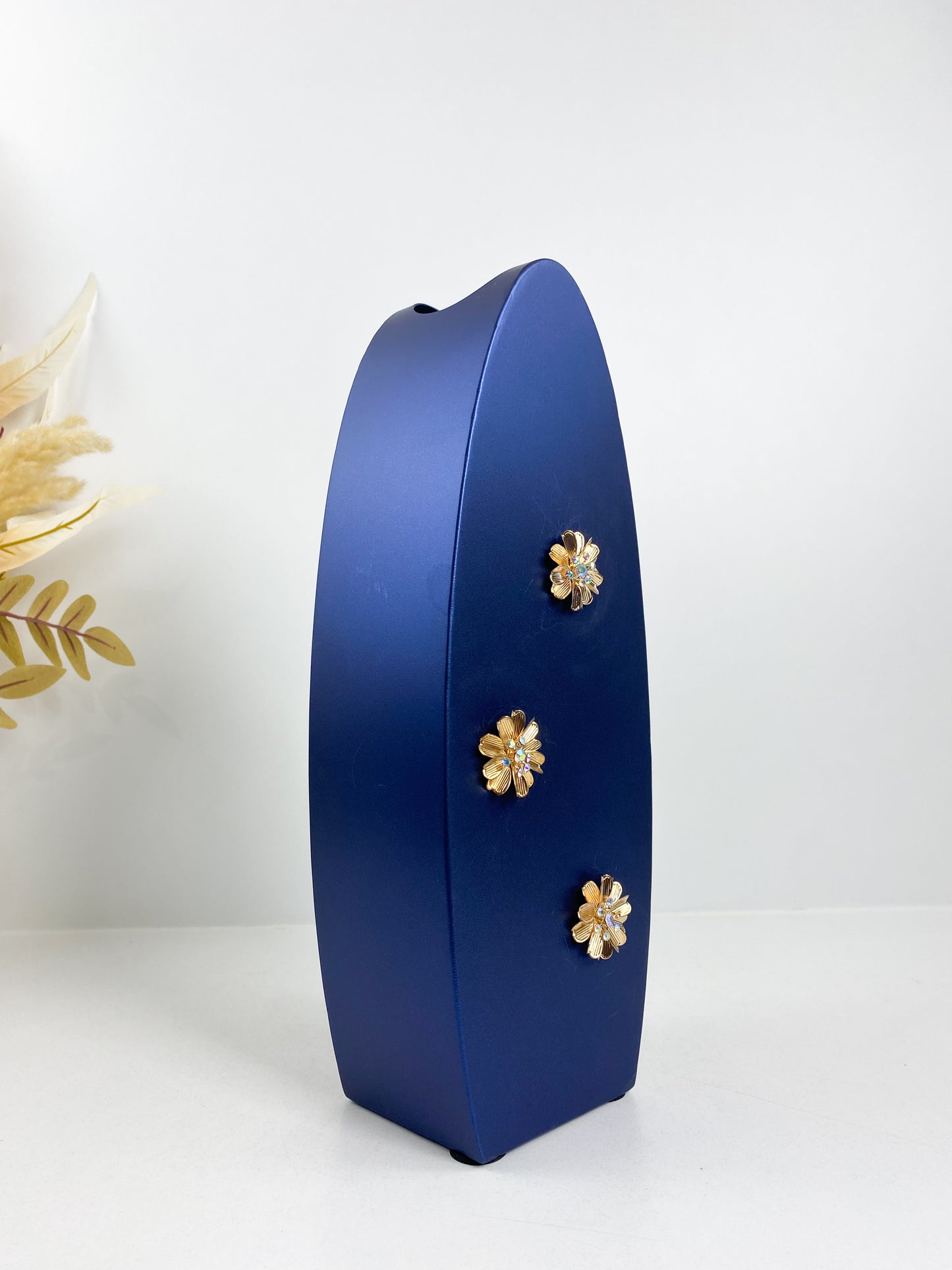 Vase bleu moderne en métal avec détail florale