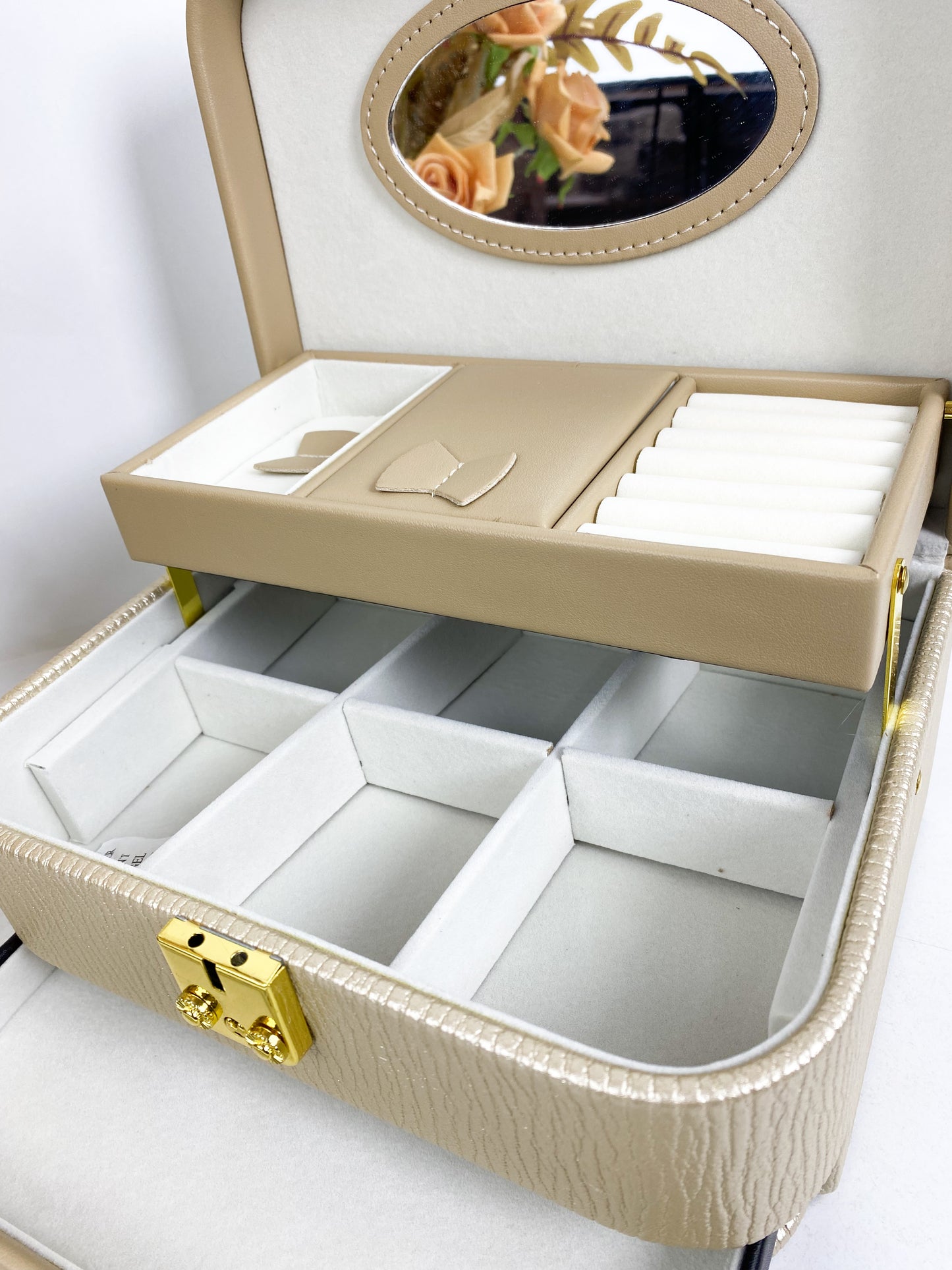Boîte à bijoux moderne et élégante doré brillant