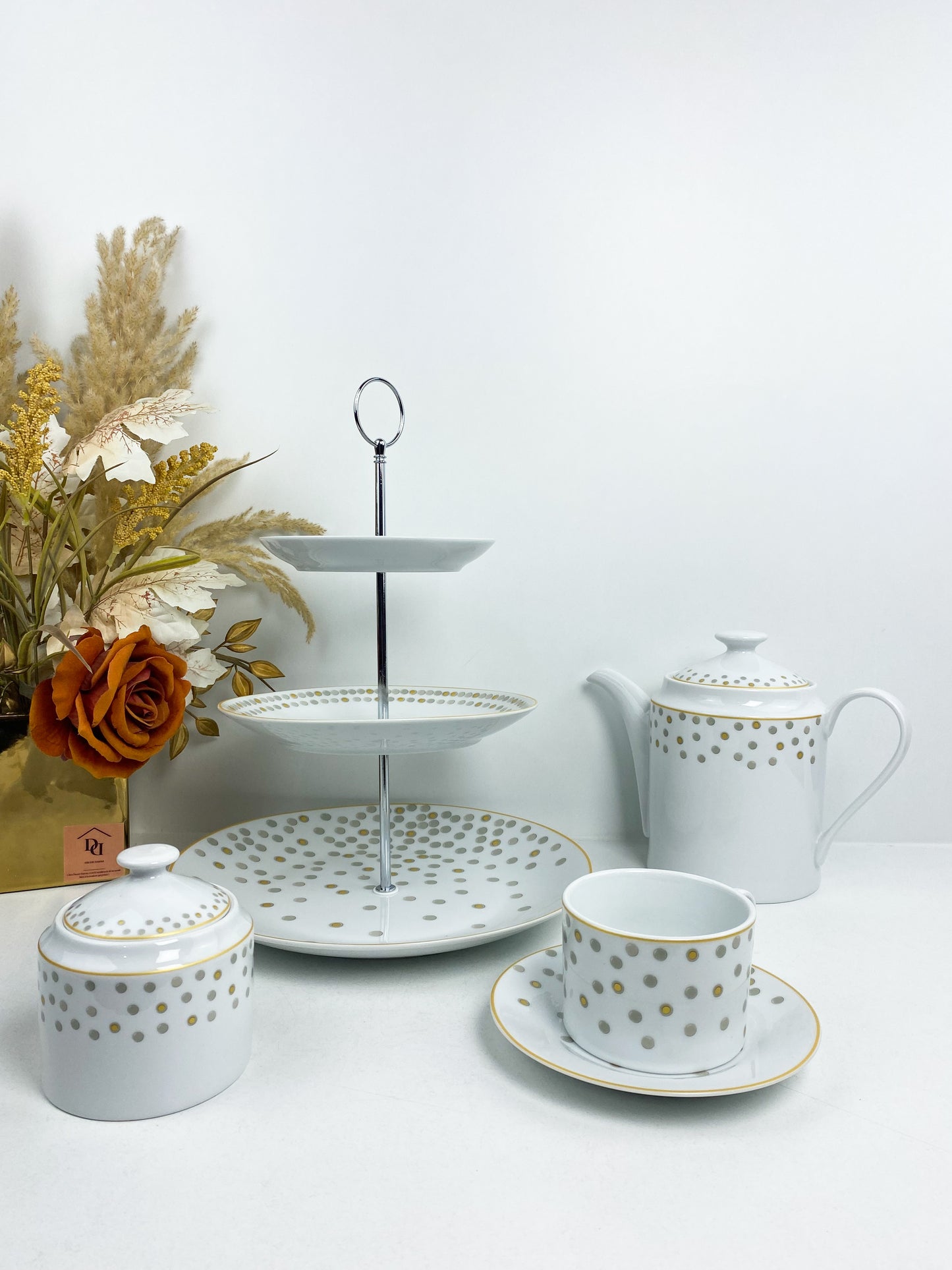 Service à thé en porcelaine de la marque avec un motif dorés et gris.