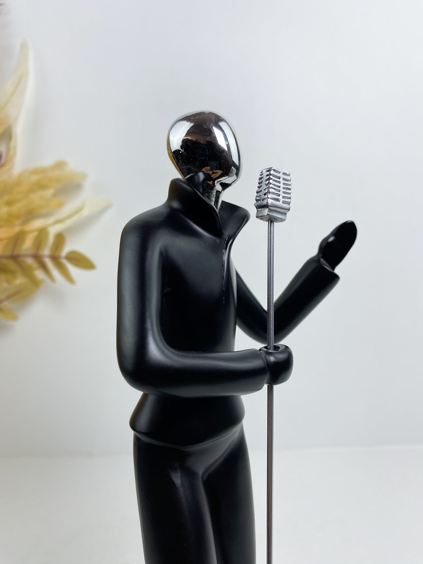 Figurine d'hommes chanteurs en résine noir et argenté