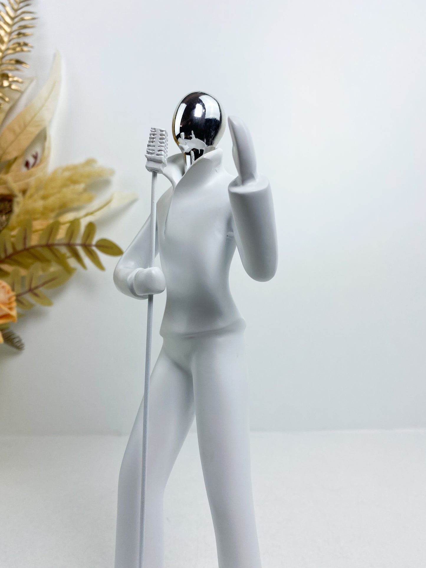 Figurine d'hommes chanteurs en résine blanc et argenté