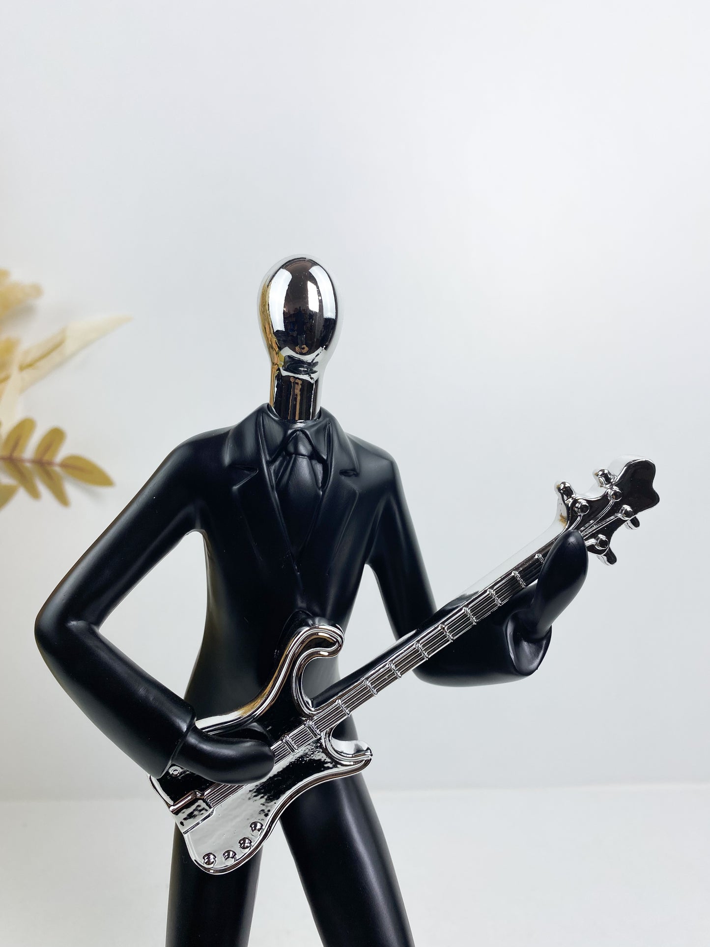 Statue Guitare de musicien en résine -Noir