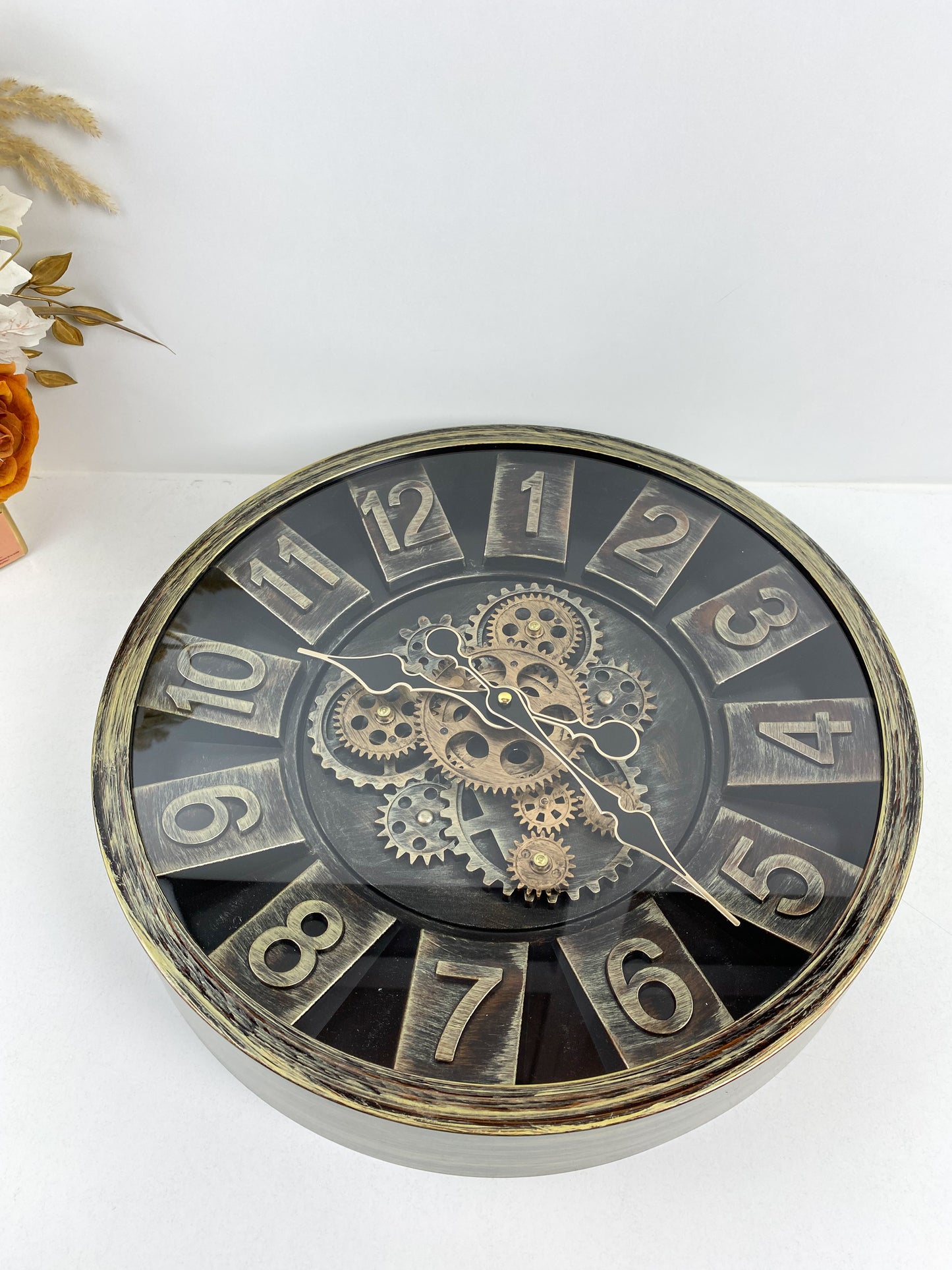 Horloge murale décorative avec des engrenages apparents