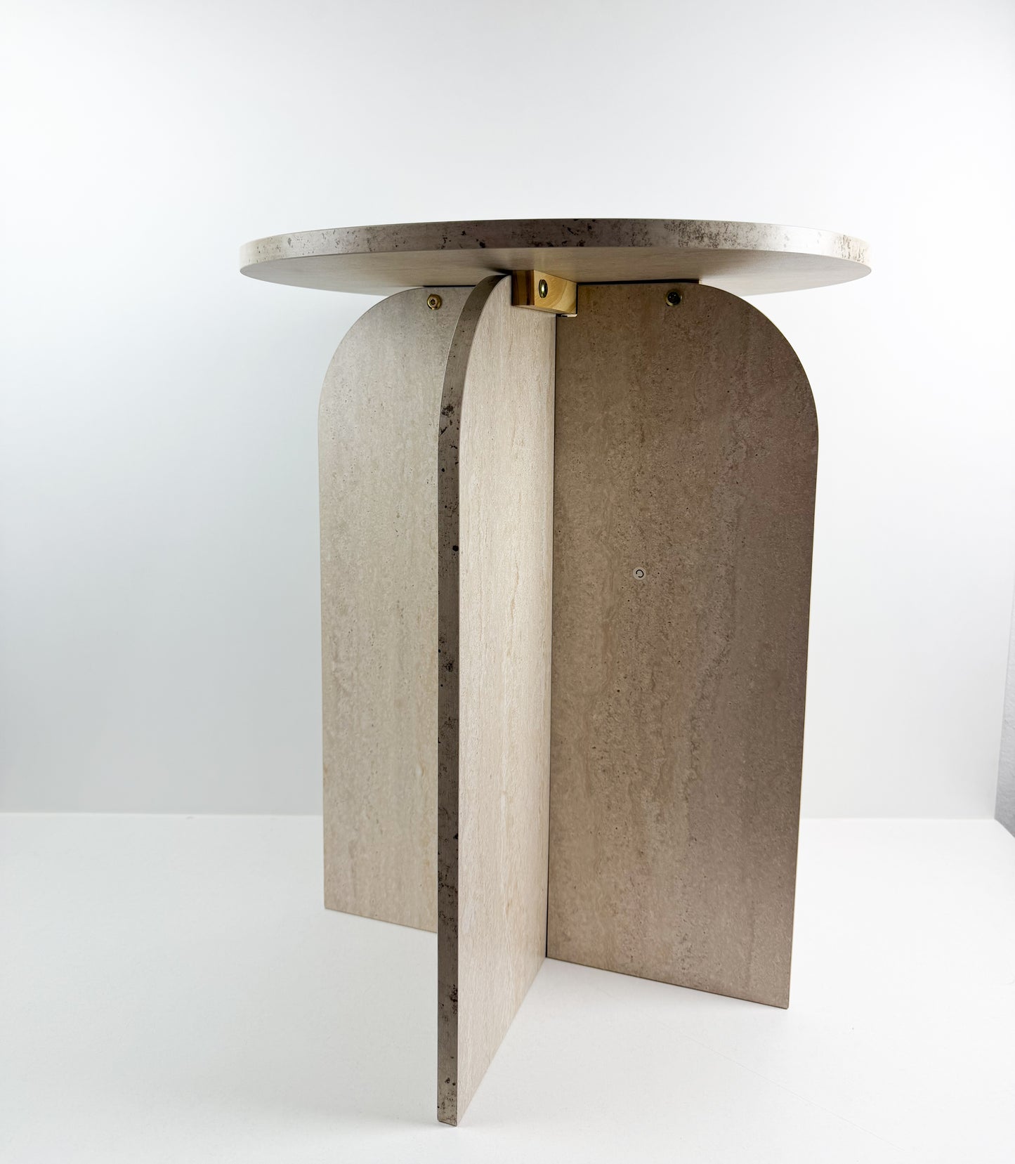 Table d'appoint de style moderne avec une base arquée et des fixations en laiton.