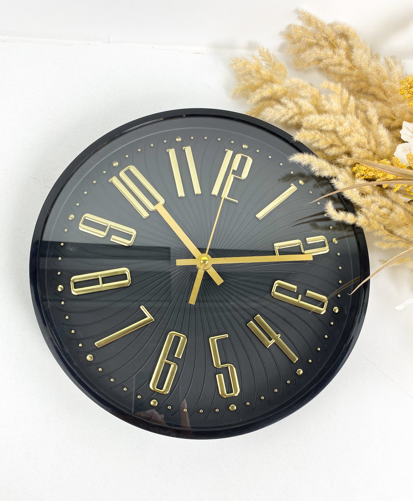 Horloge murale classique noire et dorée