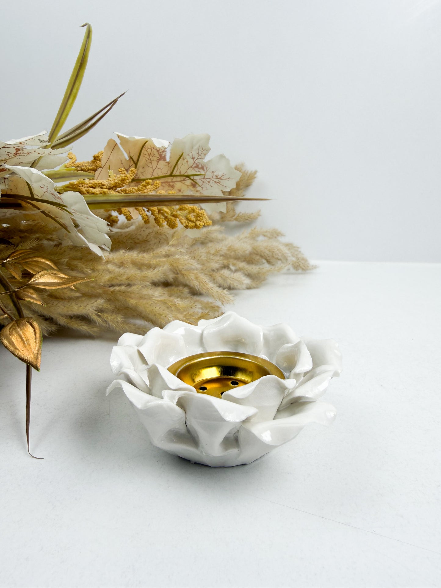 Encensoir en céramique blanche en forme de fleur de lotus avec une coupelle en métal