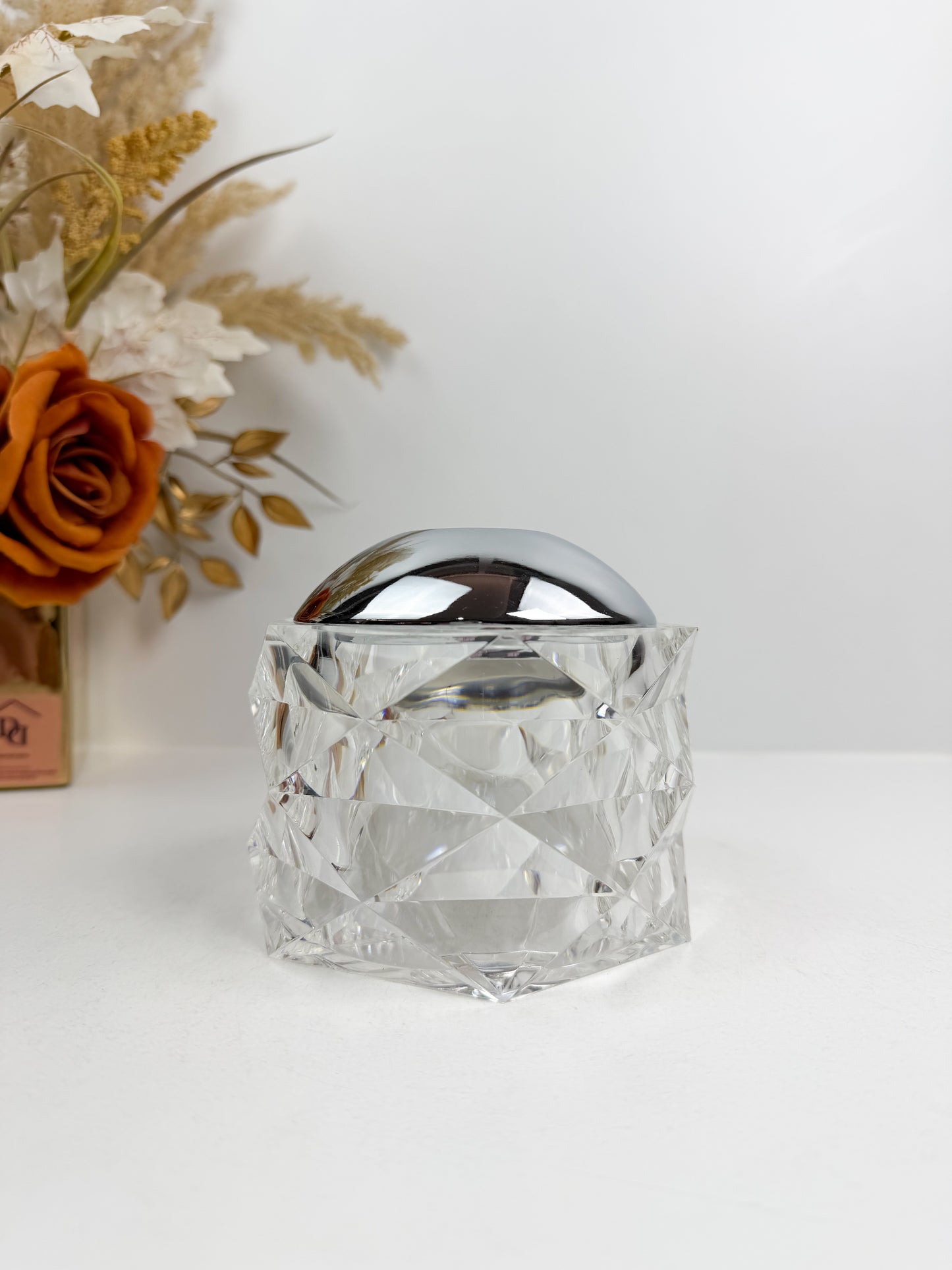 Boîte mouchoir en acrylique avec un couvercle argenté