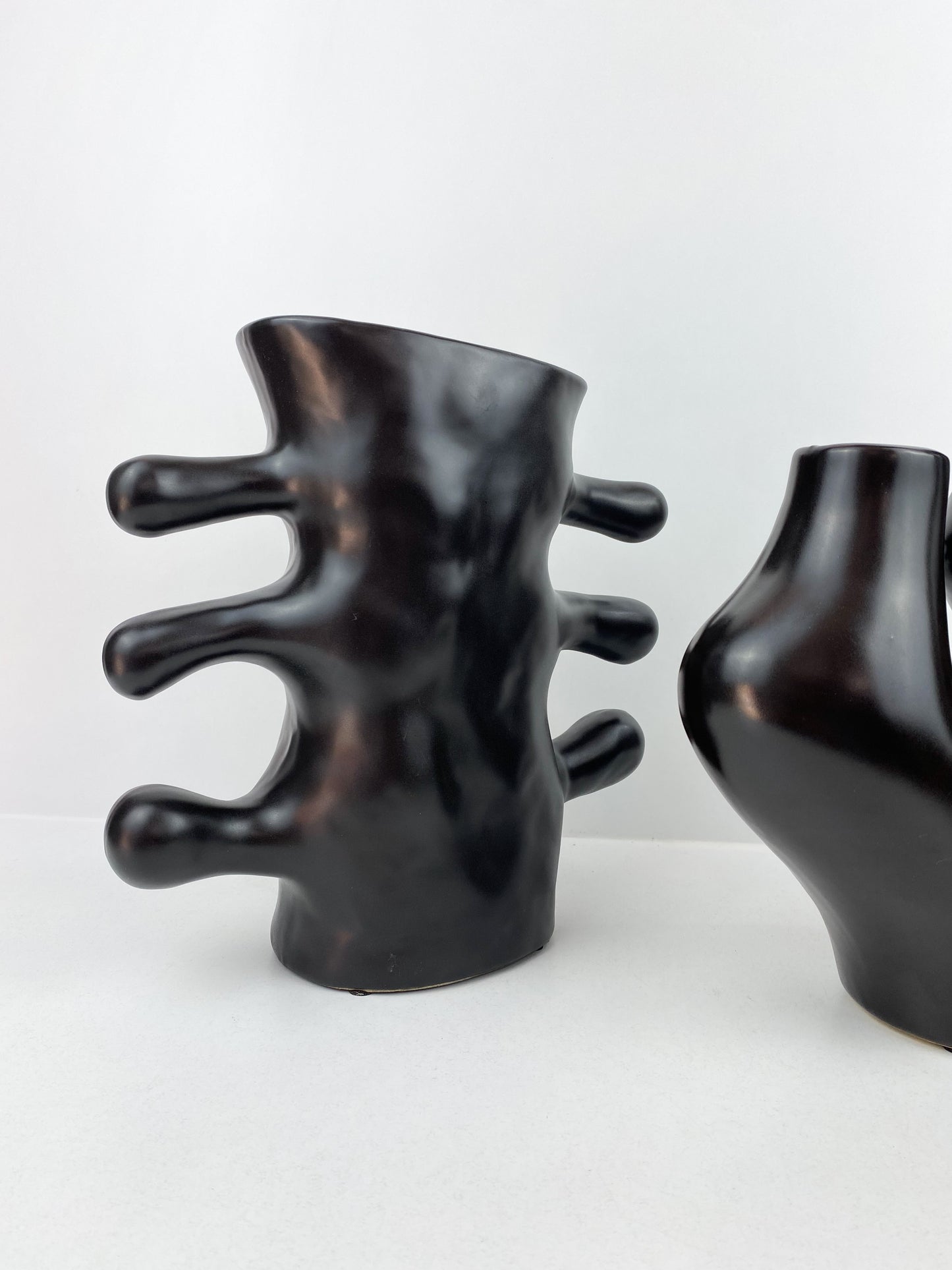 Duo vase en céramique noir en forme de corail