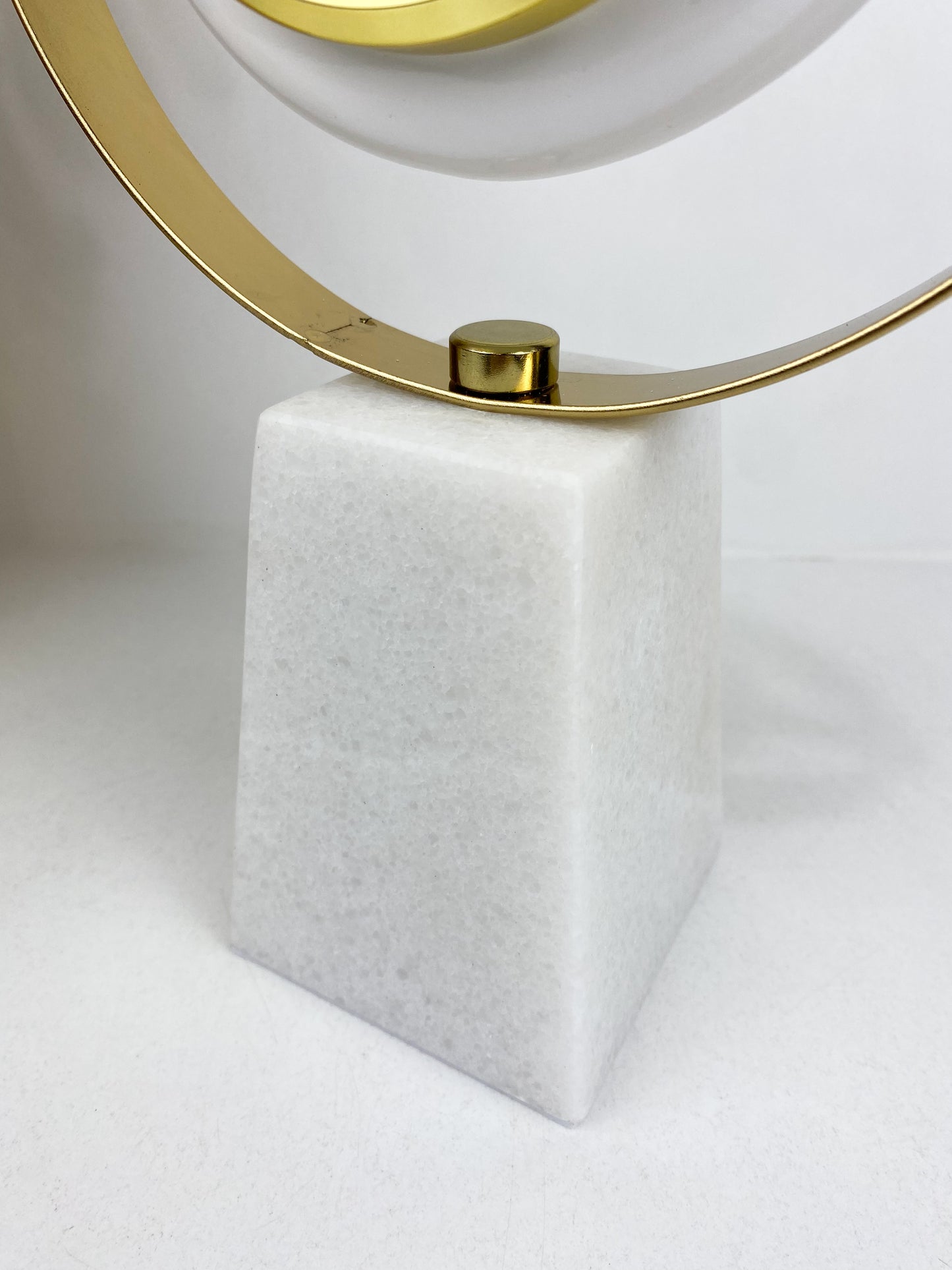 Horloge décorative moderne ,la base en marbre blanc