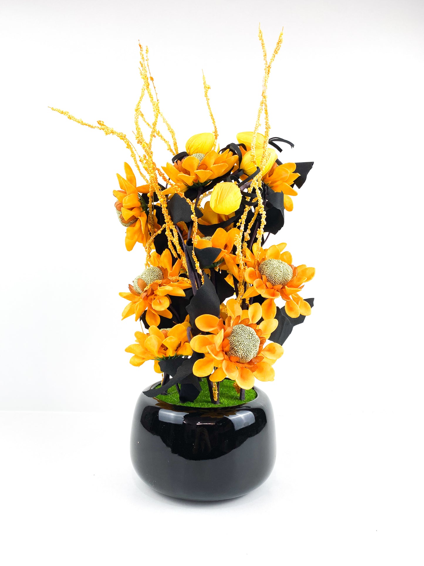 Vase noir avec fleurs artificielles jaune