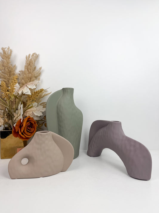 Trois vases décoratifs en céramique aux formes abstraites et aux couleurs neutres
