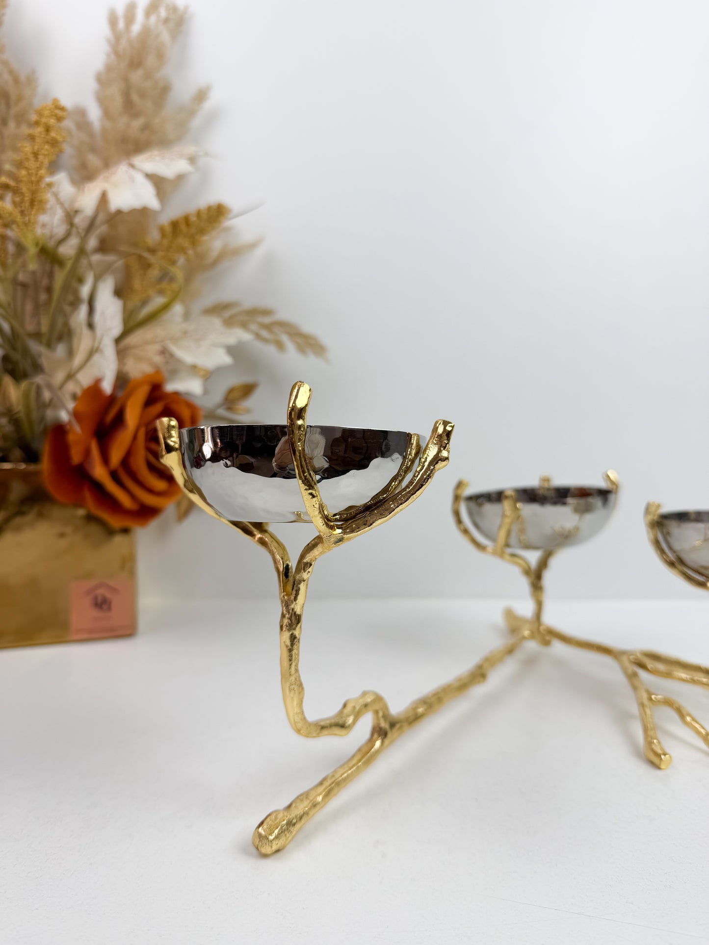 Trois coupes décoratives en inox sur pieds doré