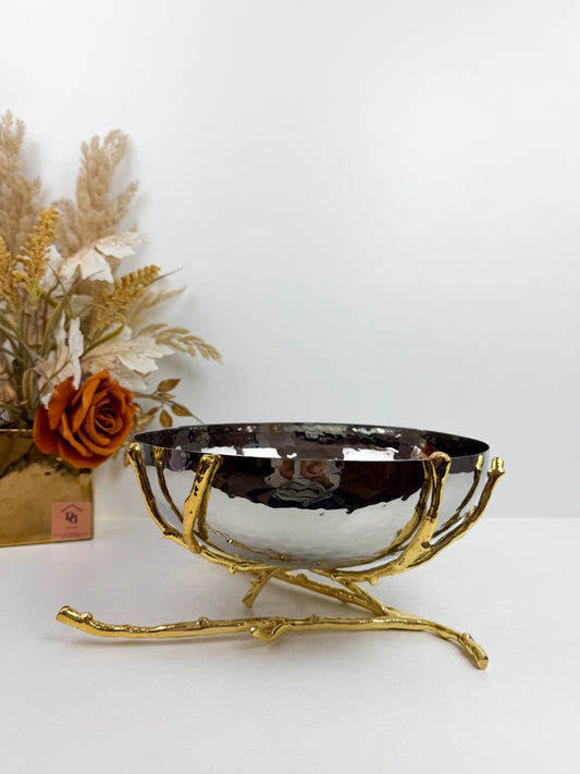 Bol ou saladier argenté en acier inoxydable avec une base en forme de branche dorée