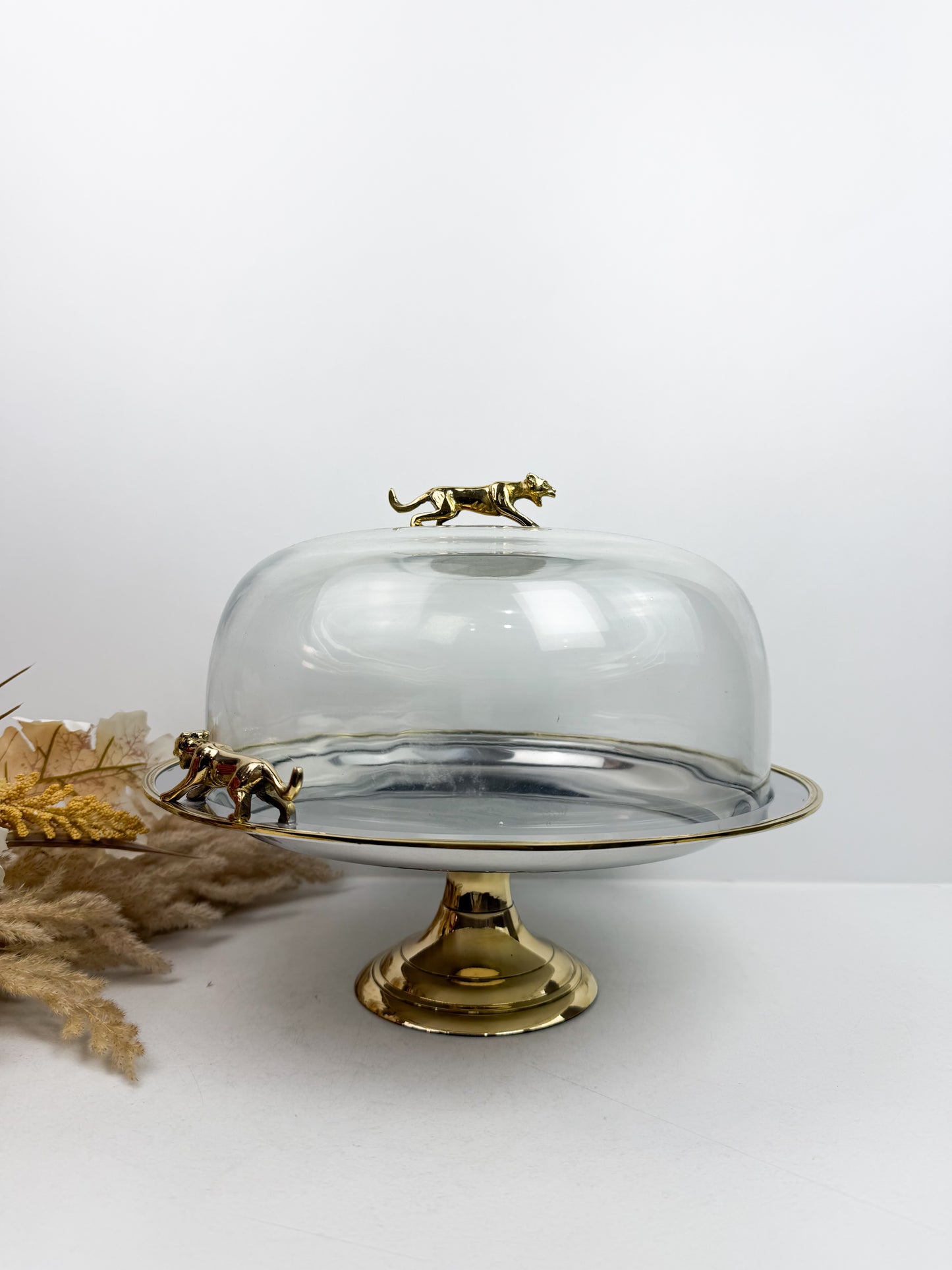 Présentoir à gâteaux sur pied avec cloche et d'ornements en forme de léopards