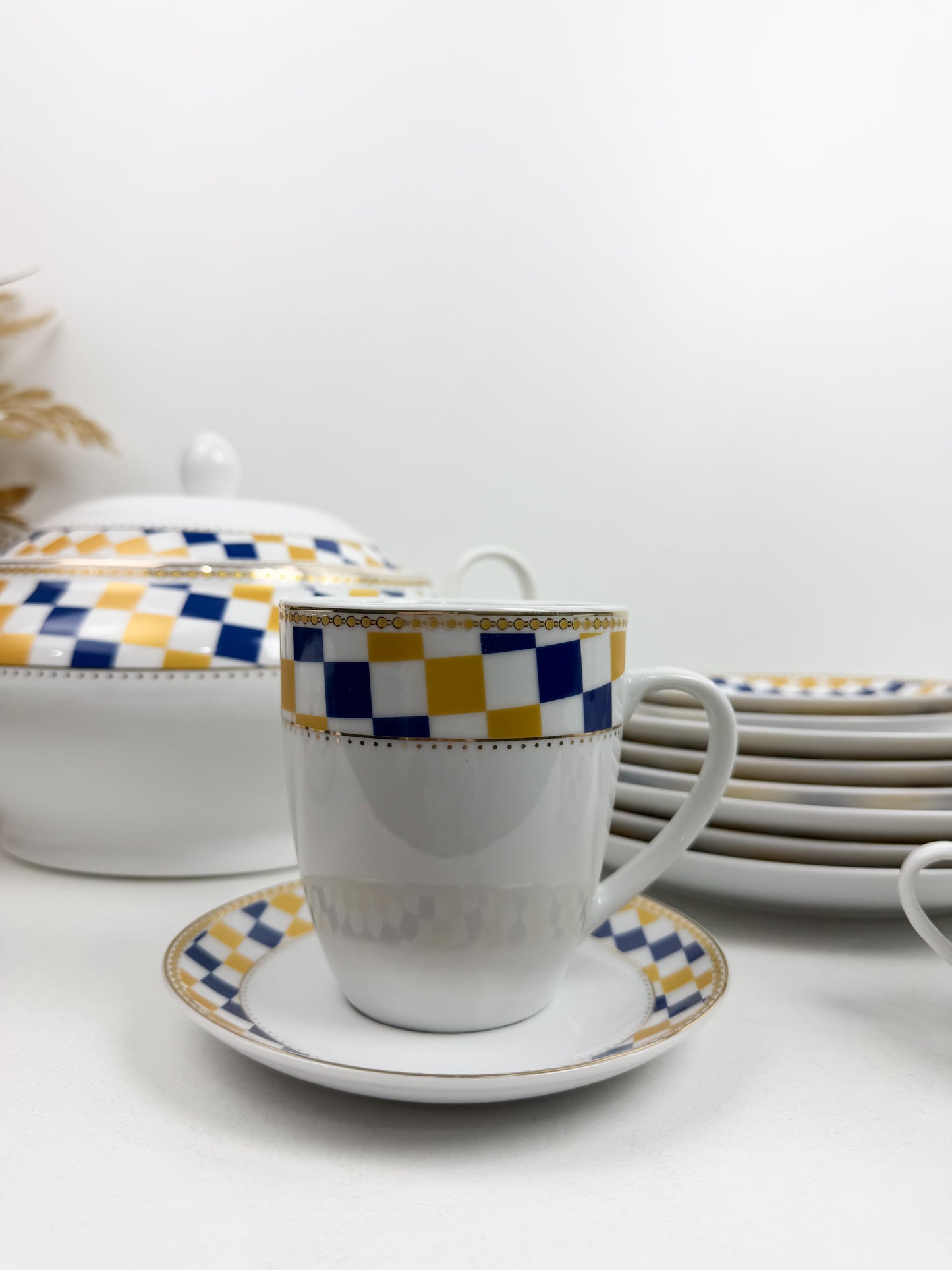 Service de vaisselle en porcelaine à motifs à carreaux bleus et jaunes 38 pièces