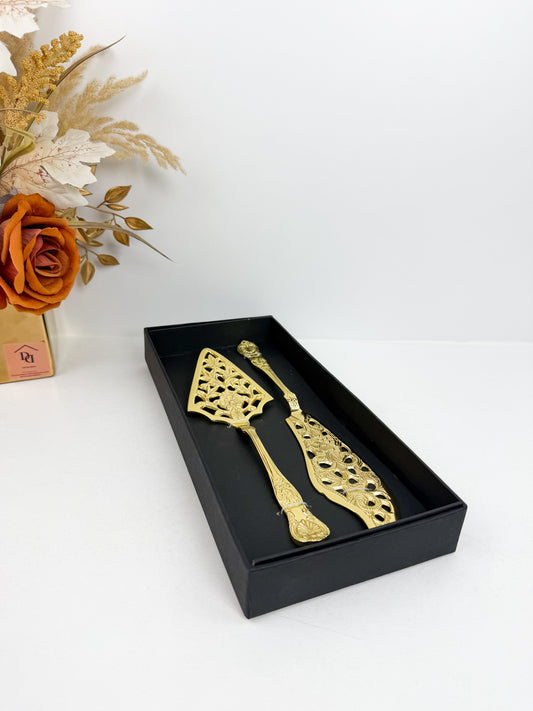 Ensemble couteau et pelle à gâteau doré avec des motifs ajourés