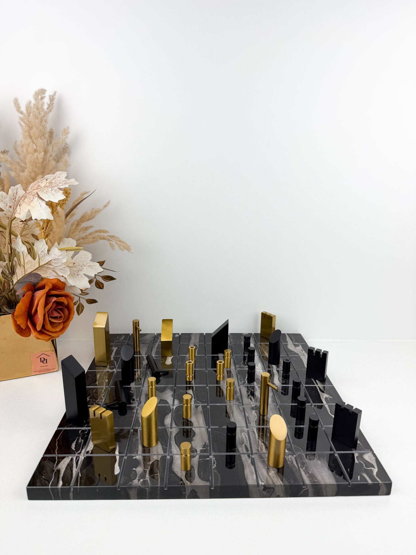Jeu d'échecs décoratif au design moderne avec un quadrillage gravé