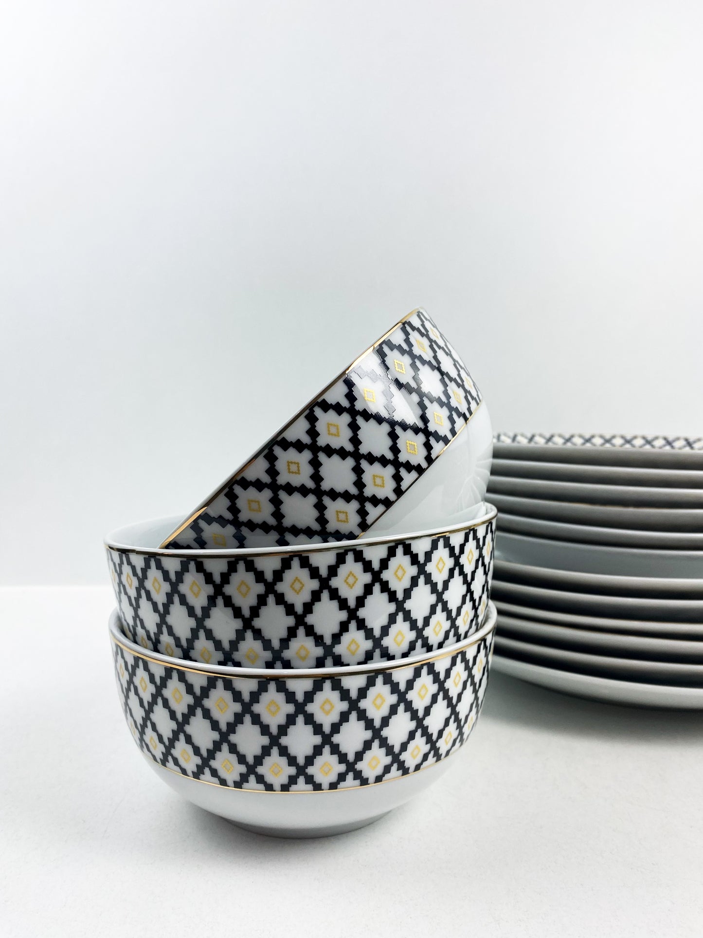 Service de table en porcelaine 18 pièces de haute qualité à bord doré, motif à carreaux géométriques noir