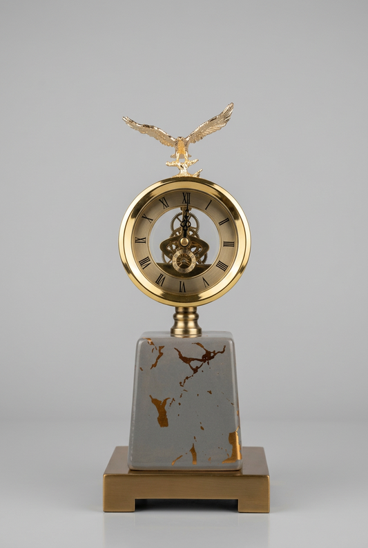 Horloge ronde avec cadran classique surmontée d'une sculpture d'aigle