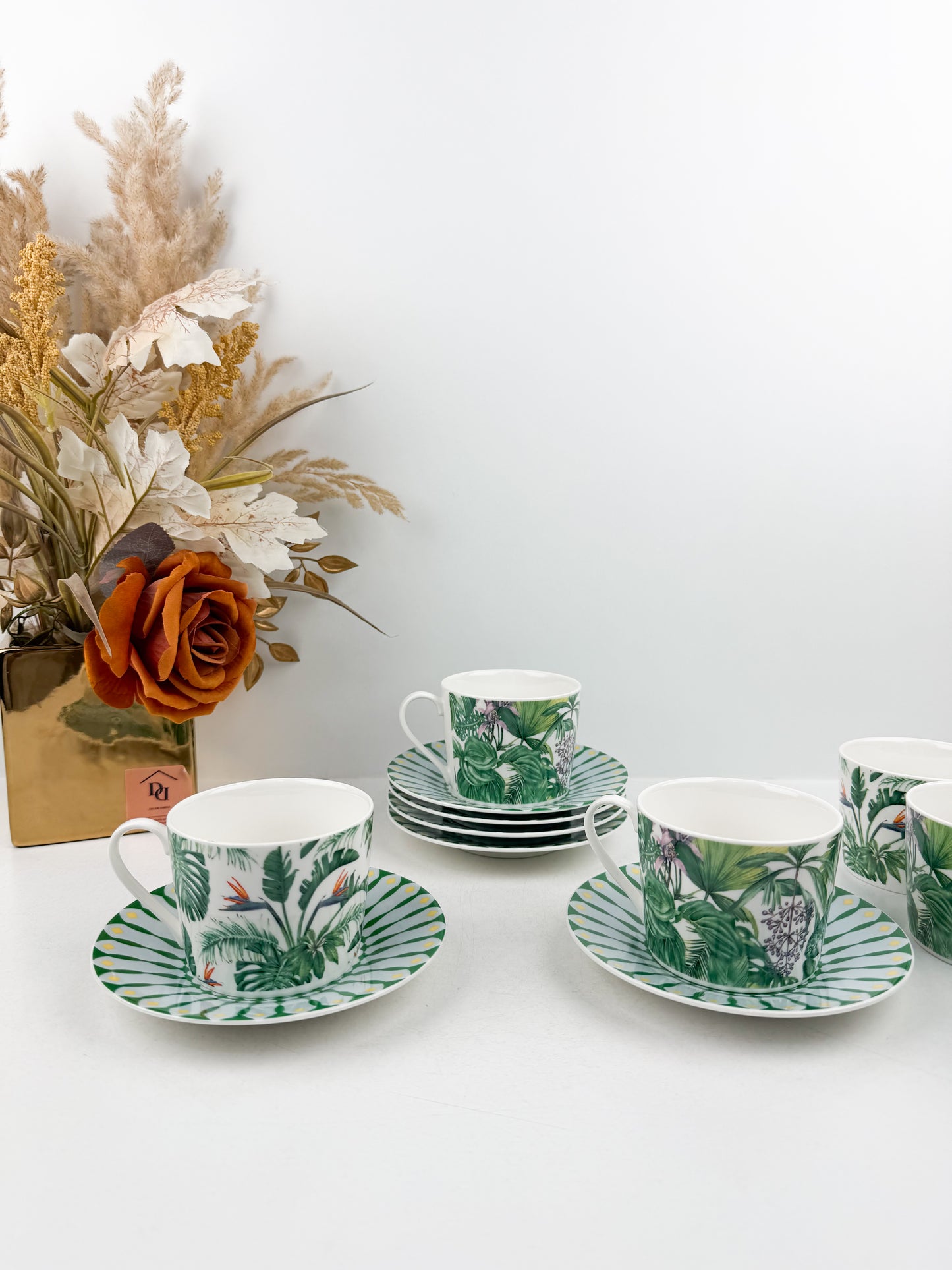 Service de six tasses et six sous-tasses à café au lait en porcelaine fine, alliant élégance et modernité