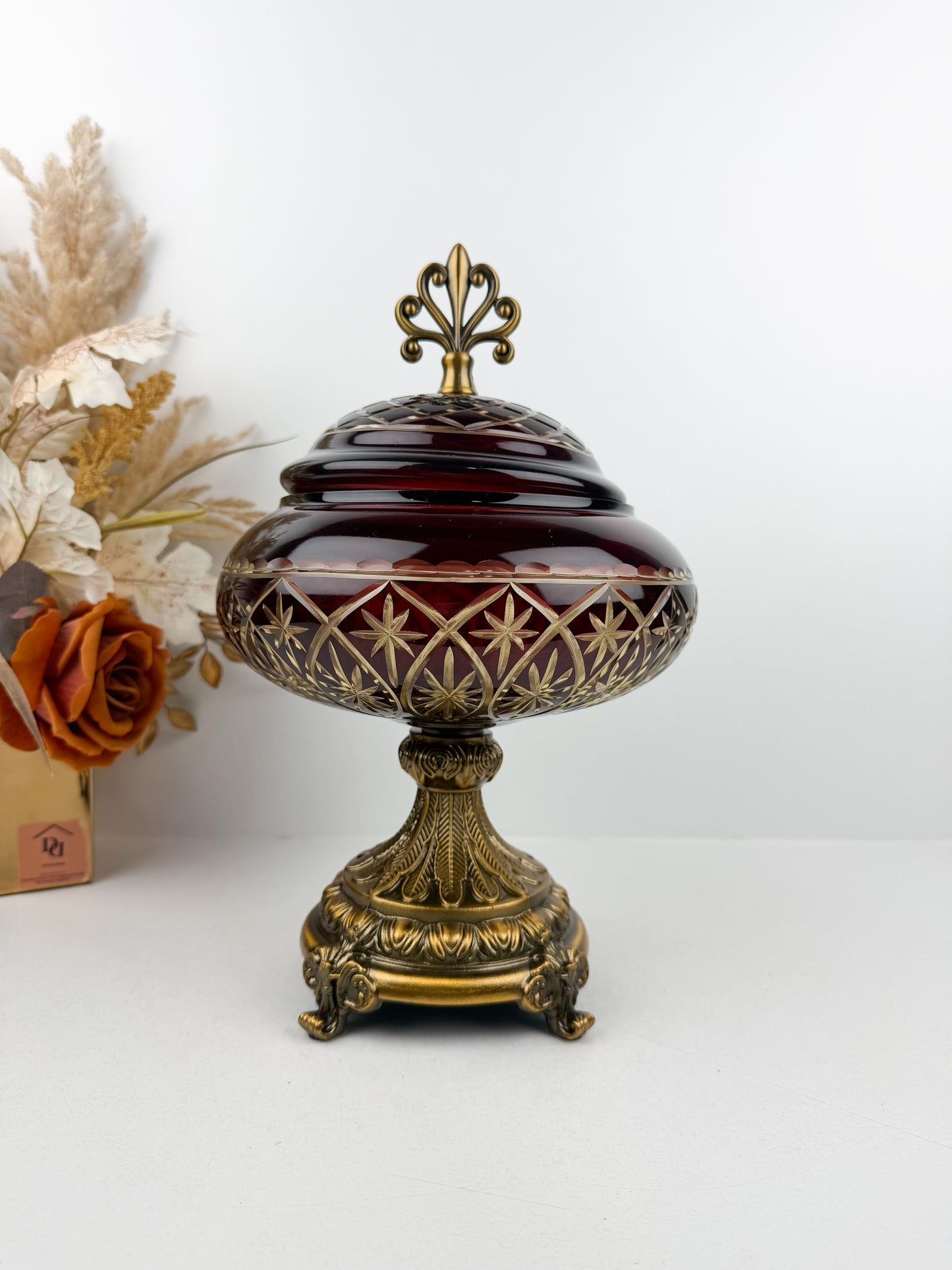 Bonbonnière décorative rouge rubis sur pied en bronze massif