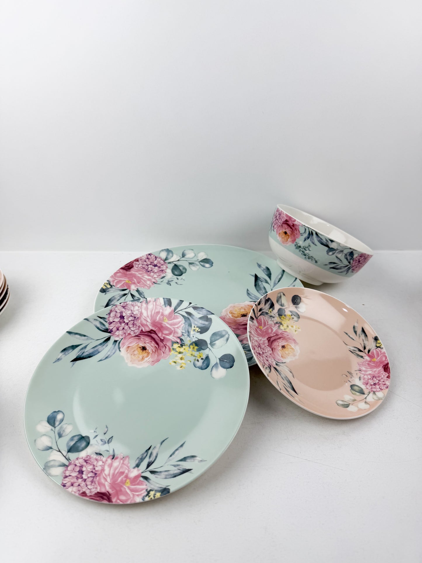 Service de table 24 pièces en porcelaine fine, alliant luxe et élégance pour vos moments privilégiés.