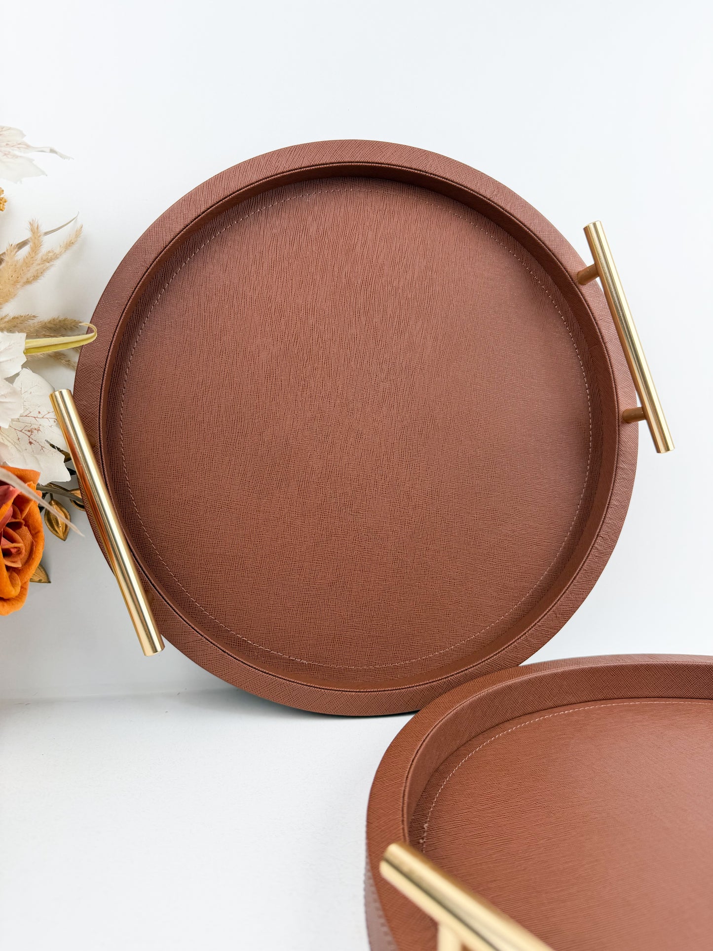 Ensemble de plateaux ronds avec poignées en cuir texturé marron