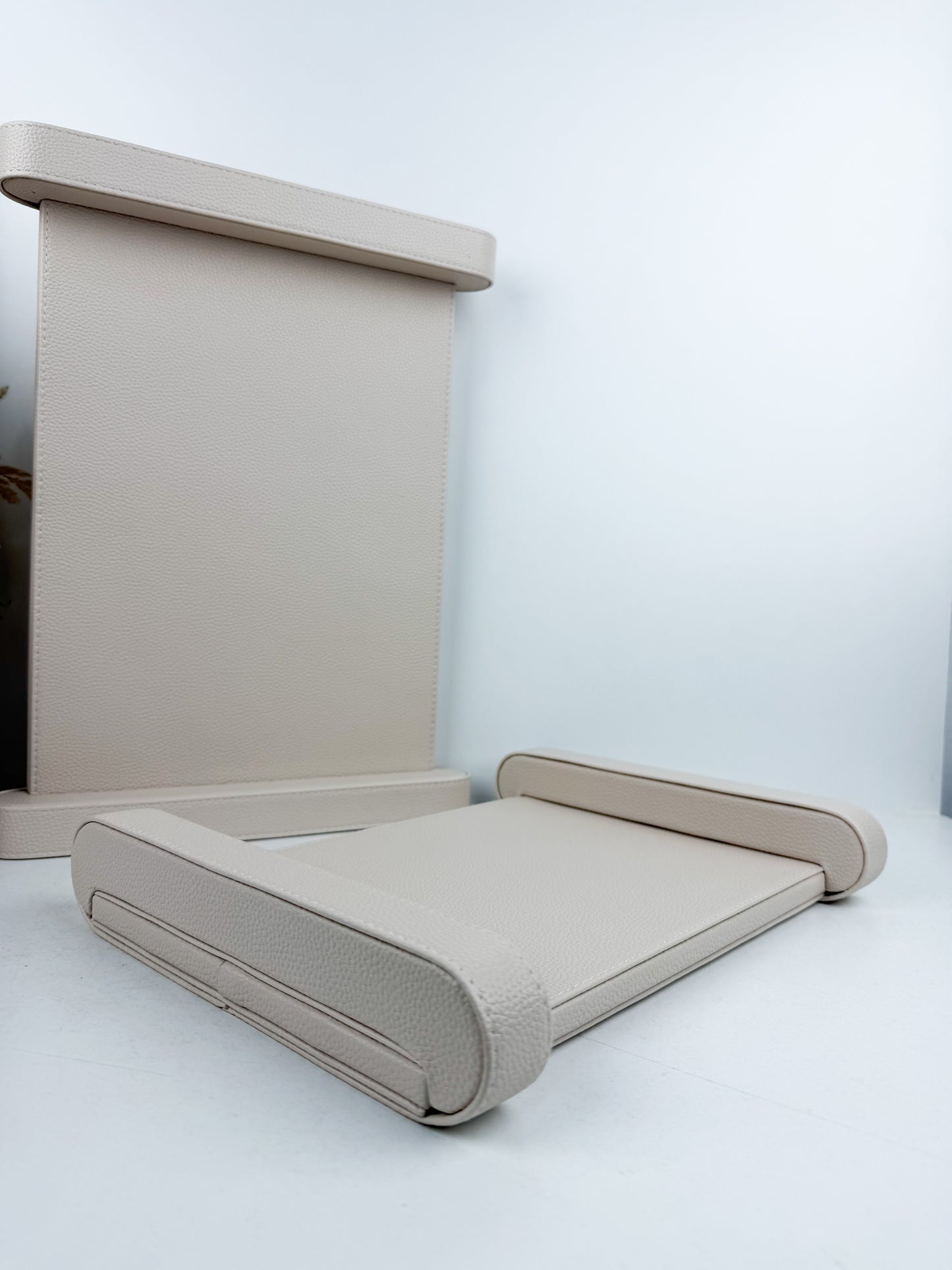 Deux plateaux de décoration intérieure en cuir beige moderne
