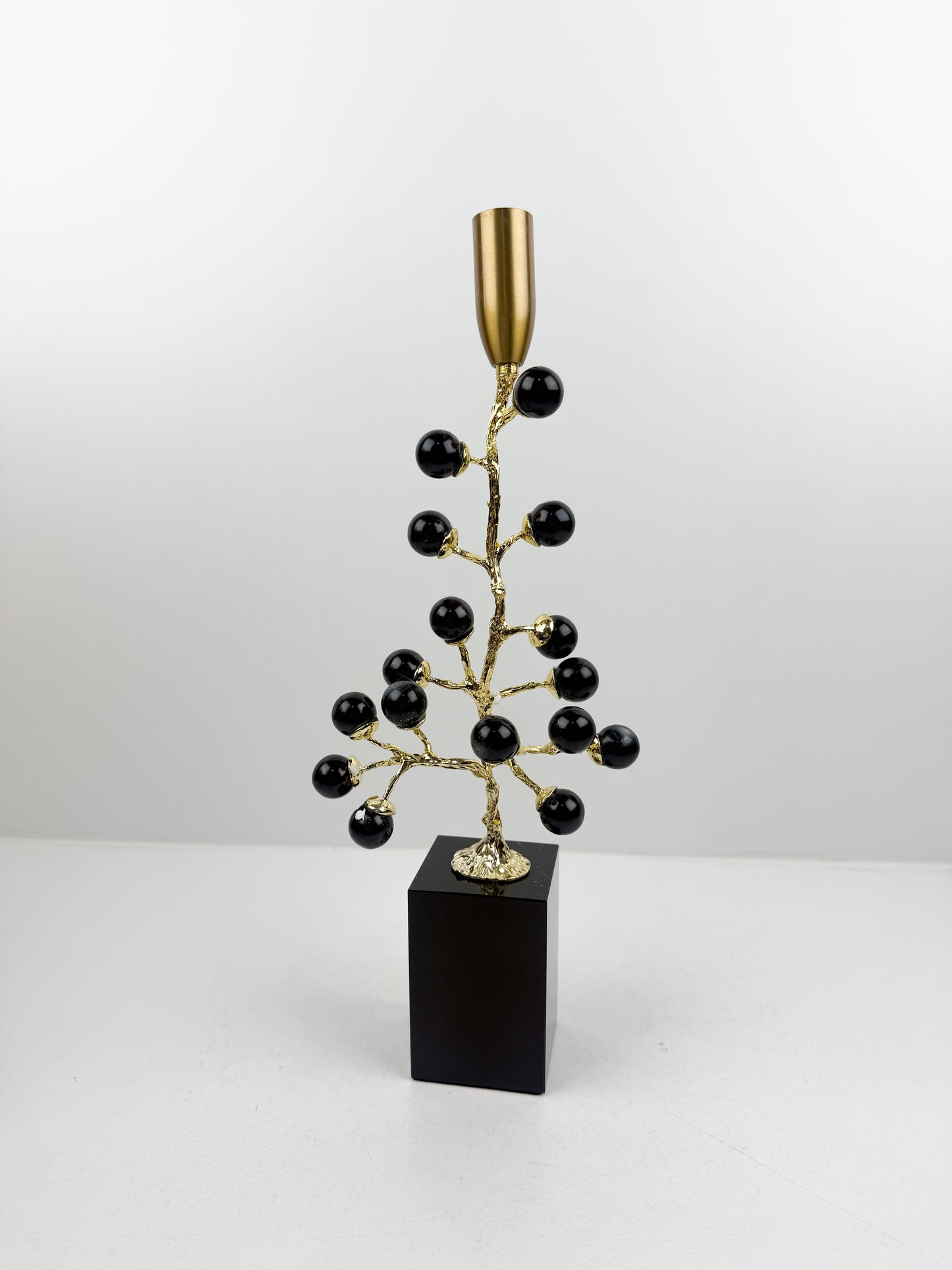 Arbre en métal doré aux lignes élégantes, orné de magnifiques boules en cristal noir