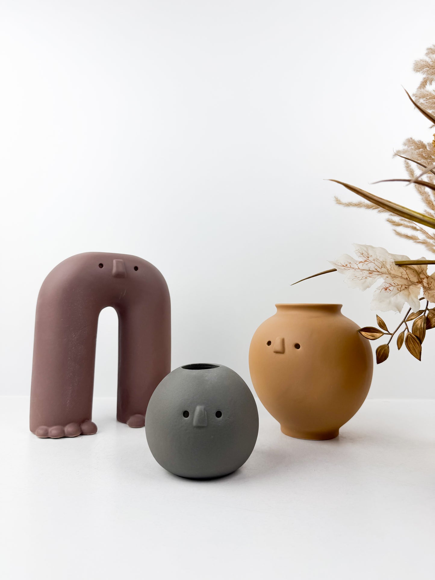 Trio de vases en céramique aux formes organiques et expressives