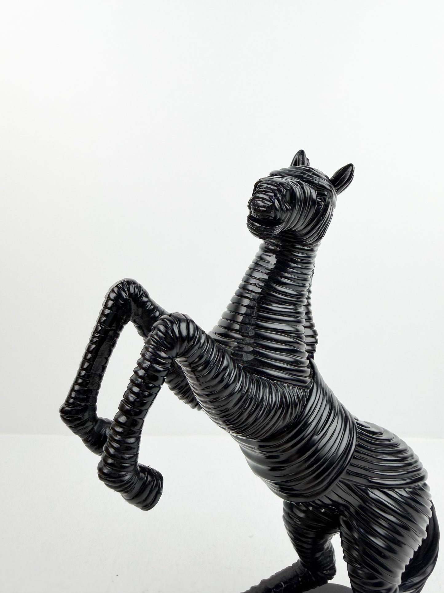 Statue de cheval noir au style moderne en résine